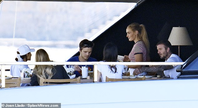 "Tiểu mỹ nhân" Harper Beckham bị paparazzi "dìm" thê thảm!- Ảnh 9. "Tiểu mỹ nhân" Harper Beckham bị paparazzi "dìm" thê thảm!- Ảnh 9.