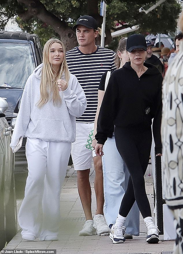 "Tiểu mỹ nhân" Harper Beckham bị paparazzi "dìm" thê thảm!- Ảnh 6. "Tiểu mỹ nhân" Harper Beckham bị paparazzi "dìm" thê thảm!- Ảnh 6.