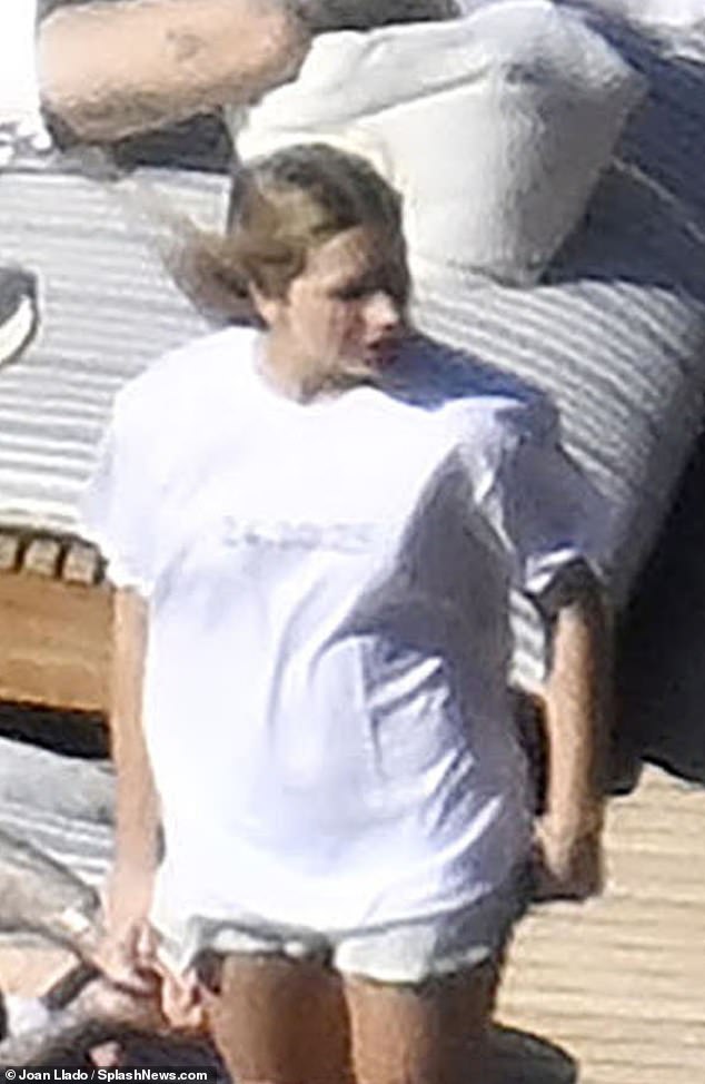 "Tiểu mỹ nhân" Harper Beckham bị paparazzi "dìm" thê thảm!- Ảnh 5. "Tiểu mỹ nhân" Harper Beckham bị paparazzi "dìm" thê thảm!- Ảnh 5.
