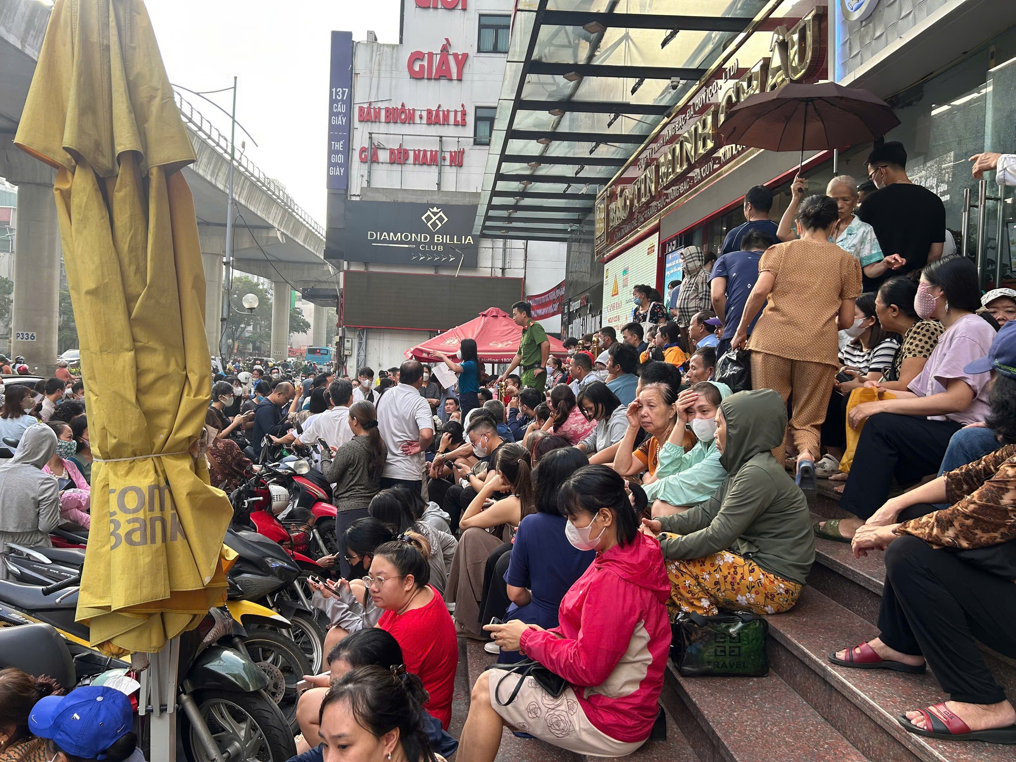 VIDEO: Người dân chen chúc xếp hàng mua vàng khi giá vượt 142 triệu đồng/lượng- Ảnh 5. VIDEO: Người dân chen chúc xếp hàng mua vàng khi giá vượt 142 triệu đồng/lượng- Ảnh 5.