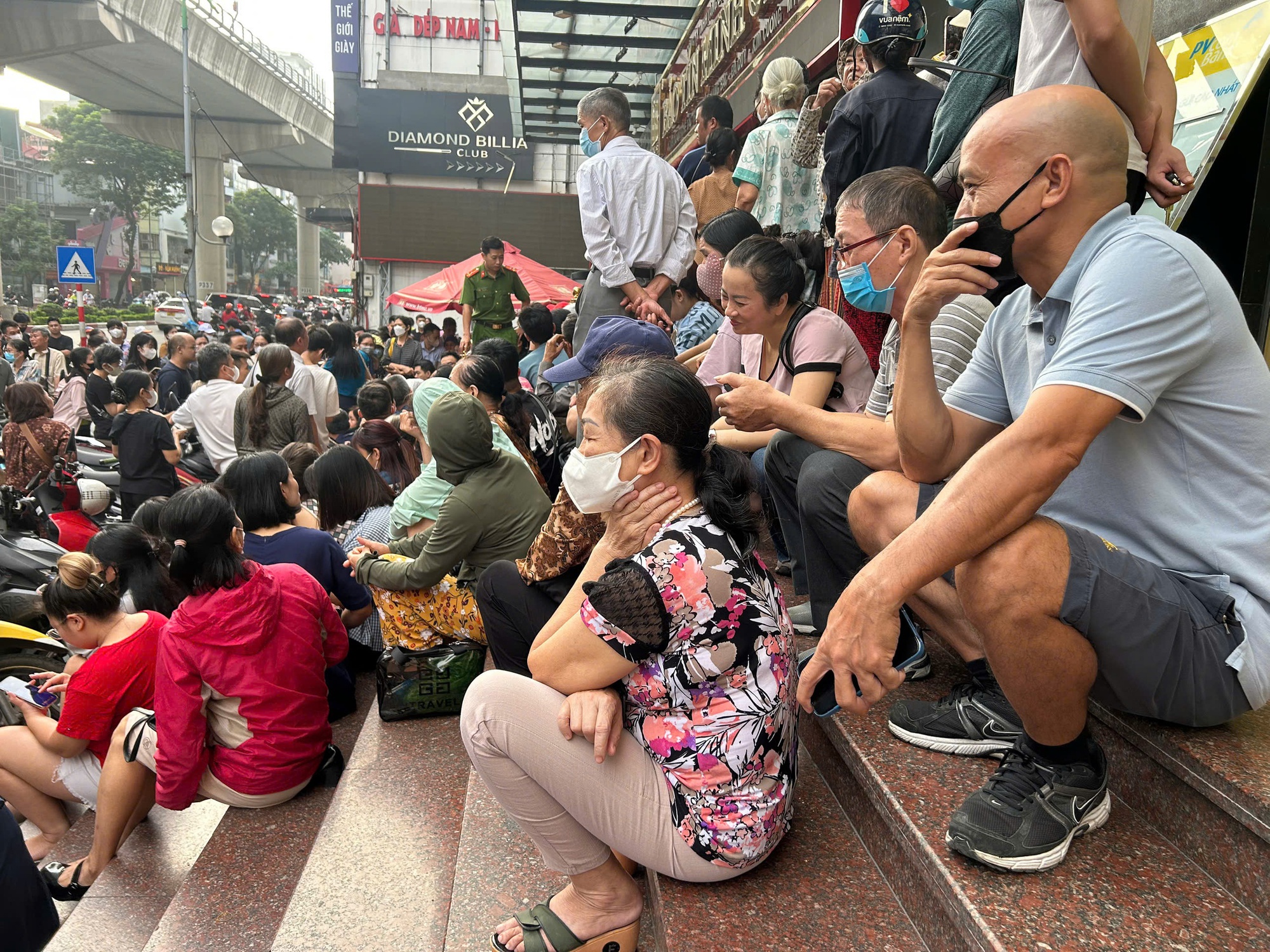 VIDEO: Người dân chen chúc xếp hàng mua vàng khi giá vượt 142 triệu đồng/lượng- Ảnh 6. VIDEO: Người dân chen chúc xếp hàng mua vàng khi giá vượt 142 triệu đồng/lượng- Ảnh 6.