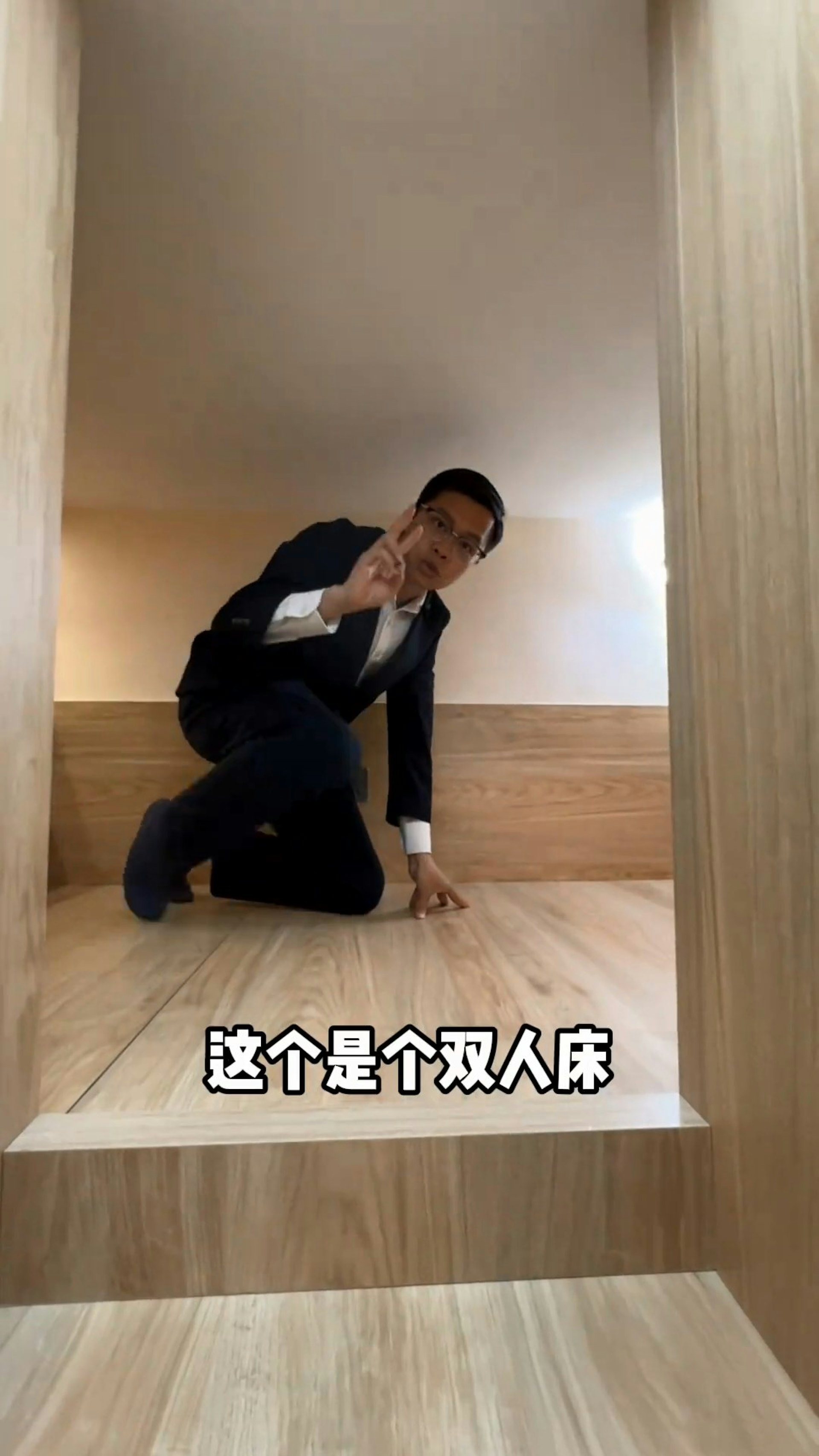 Một gia đình 3 người sống trong căn phòng 13m2 vẫn xây cầu thang xoắn ốc kiểu biệt thự: Mục đích sử dụng khiến netizen rất sốc- Ảnh 3.