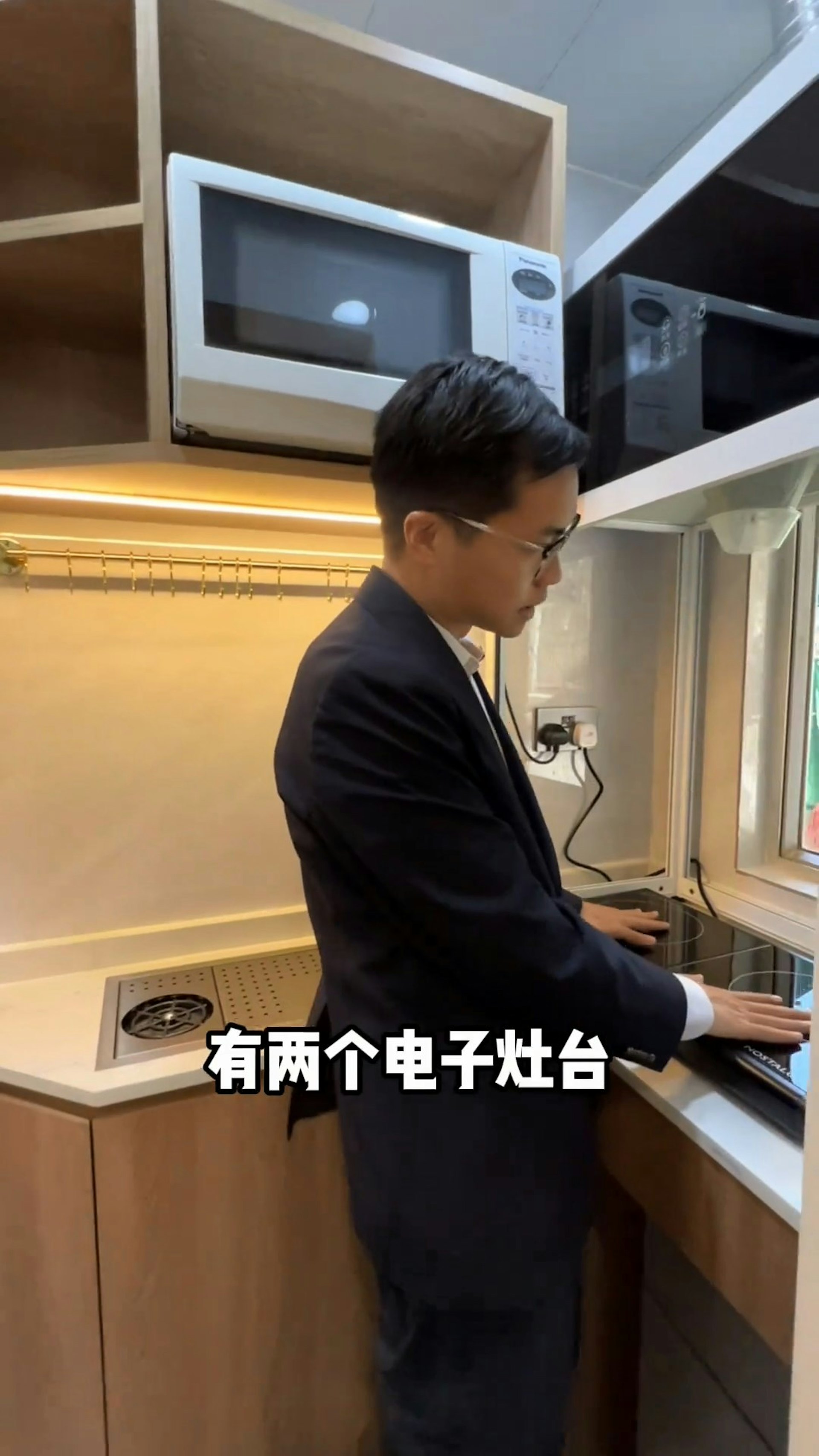 Một gia đình 3 người sống trong căn phòng 13m2 vẫn xây cầu thang xoắn ốc kiểu biệt thự: Mục đích sử dụng khiến netizen rất sốc- Ảnh 5.