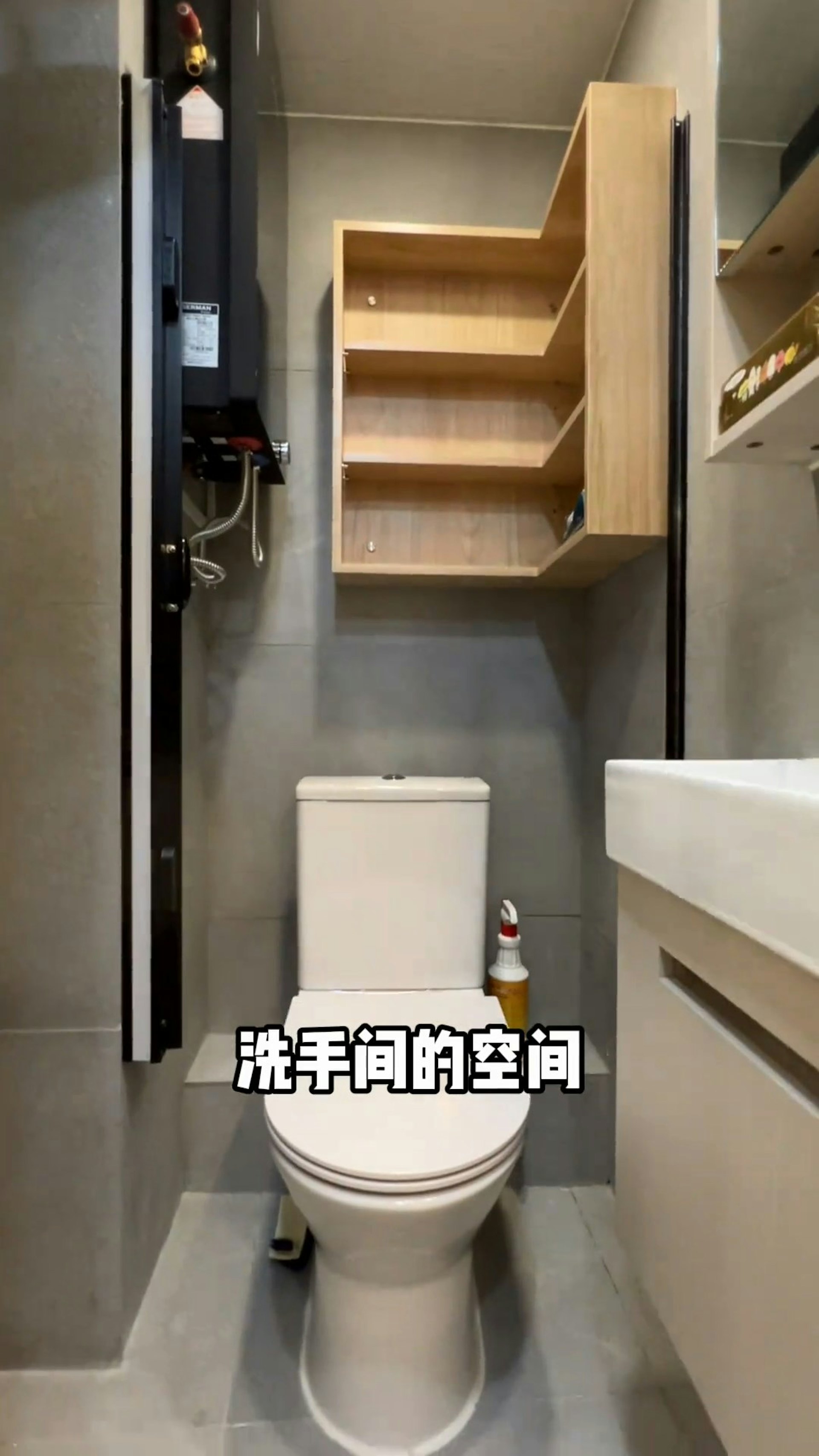 Một gia đình 3 người sống trong căn phòng 13m2 vẫn xây cầu thang xoắn ốc kiểu biệt thự: Mục đích sử dụng khiến netizen rất sốc- Ảnh 4.