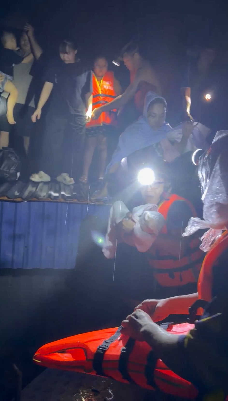 "Người hùng thầm lặng" giữa dòng nước lũ: Ông bố 6 con vượt hàng trăm cây số từ Hà Nội về Thái Nguyên để hỗ trợ người dân vùng lũ- Ảnh 5. "Người hùng thầm lặng" giữa dòng nước lũ: Ông bố 6 con vượt hàng trăm cây số từ Hà Nội về Thái Nguyên để hỗ trợ người dân vùng lũ- Ảnh 5.