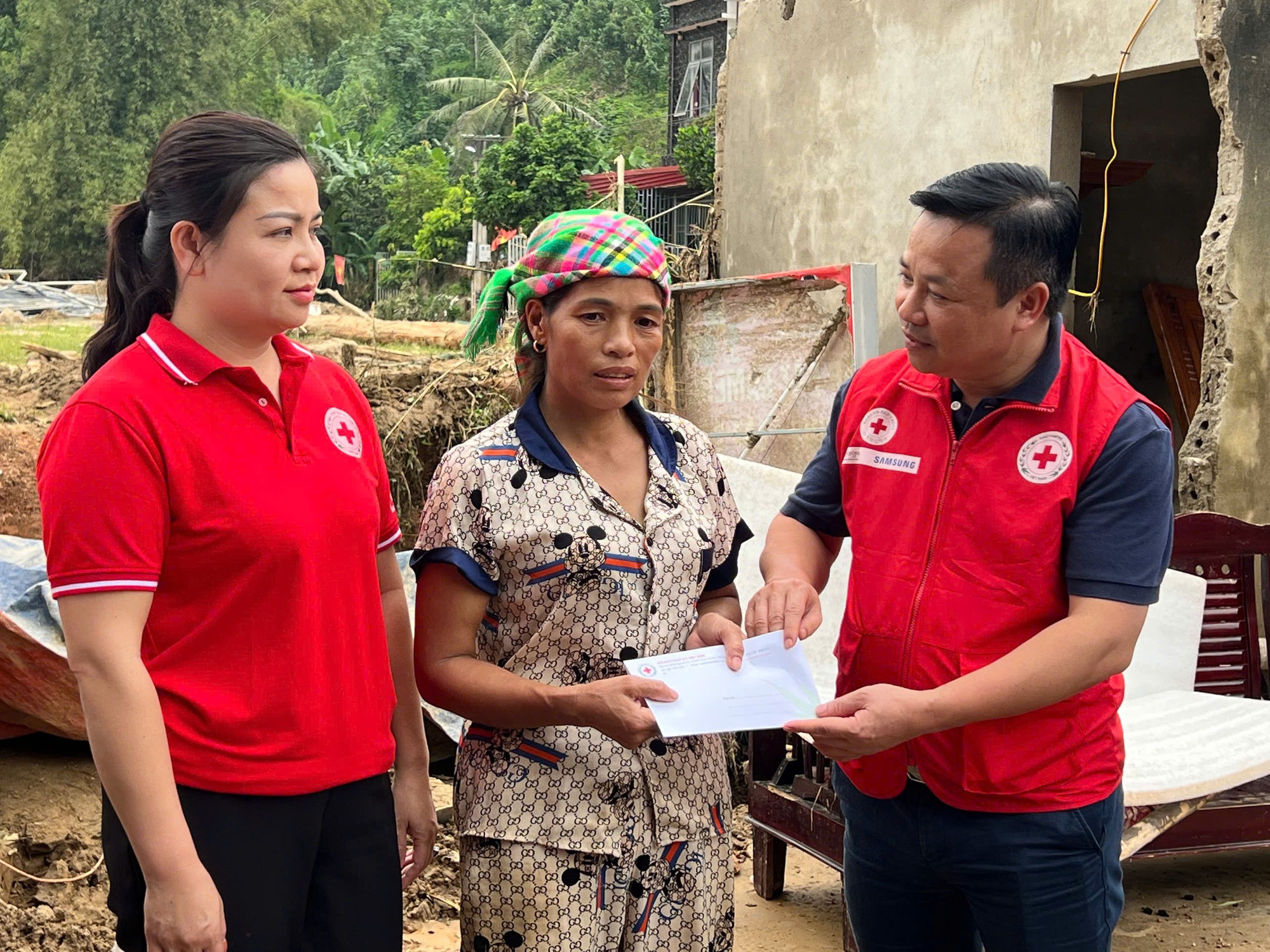 Không để thực phẩm cứu trợ hỏng, mốc đến tay người dân vùng lũ- Ảnh 2. Không để thực phẩm cứu trợ hỏng, mốc đến tay người dân vùng lũ- Ảnh 2.