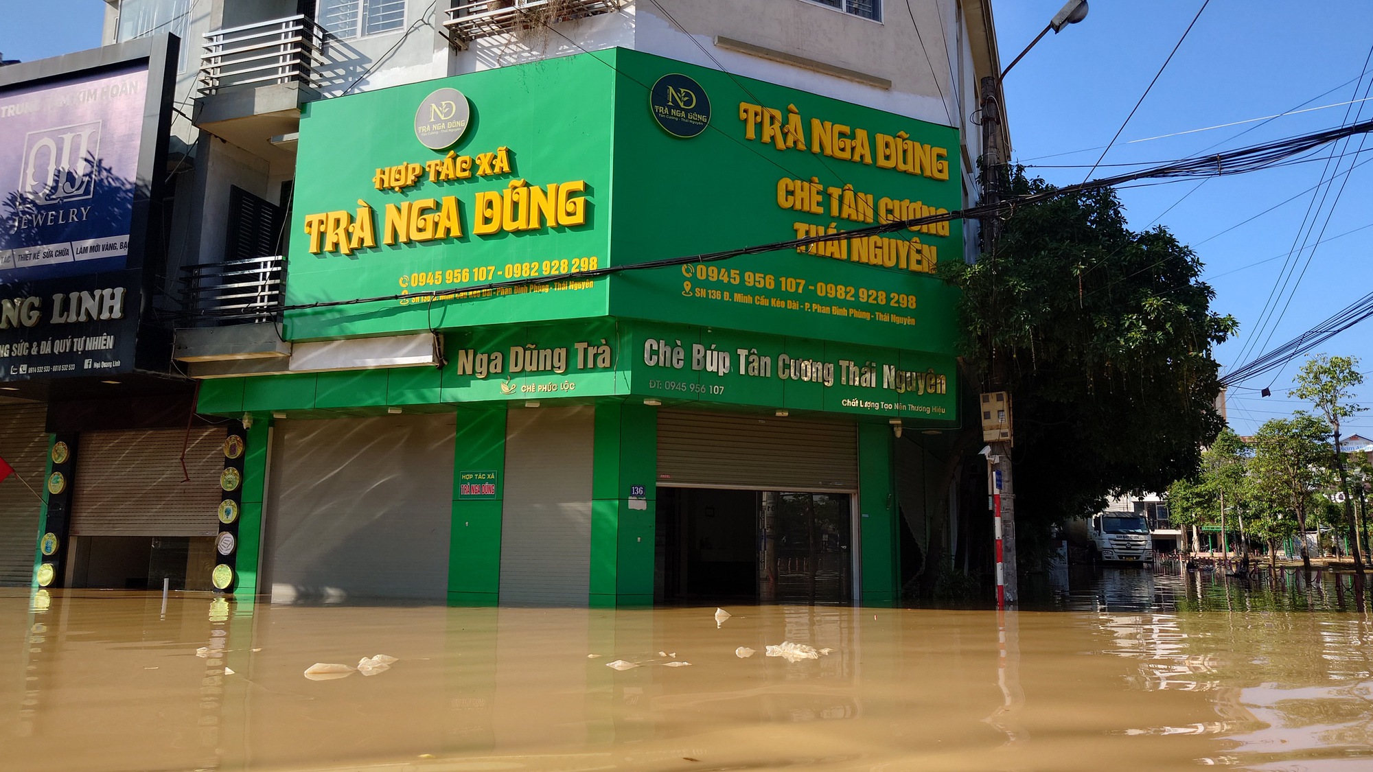 Người dân Thái Nguyên gồng mình dọn lại cuộc sống giữa bùn đất và nước ngập- Ảnh 2. Người dân Thái Nguyên gồng mình dọn lại cuộc sống giữa bùn đất và nước ngập- Ảnh 2.