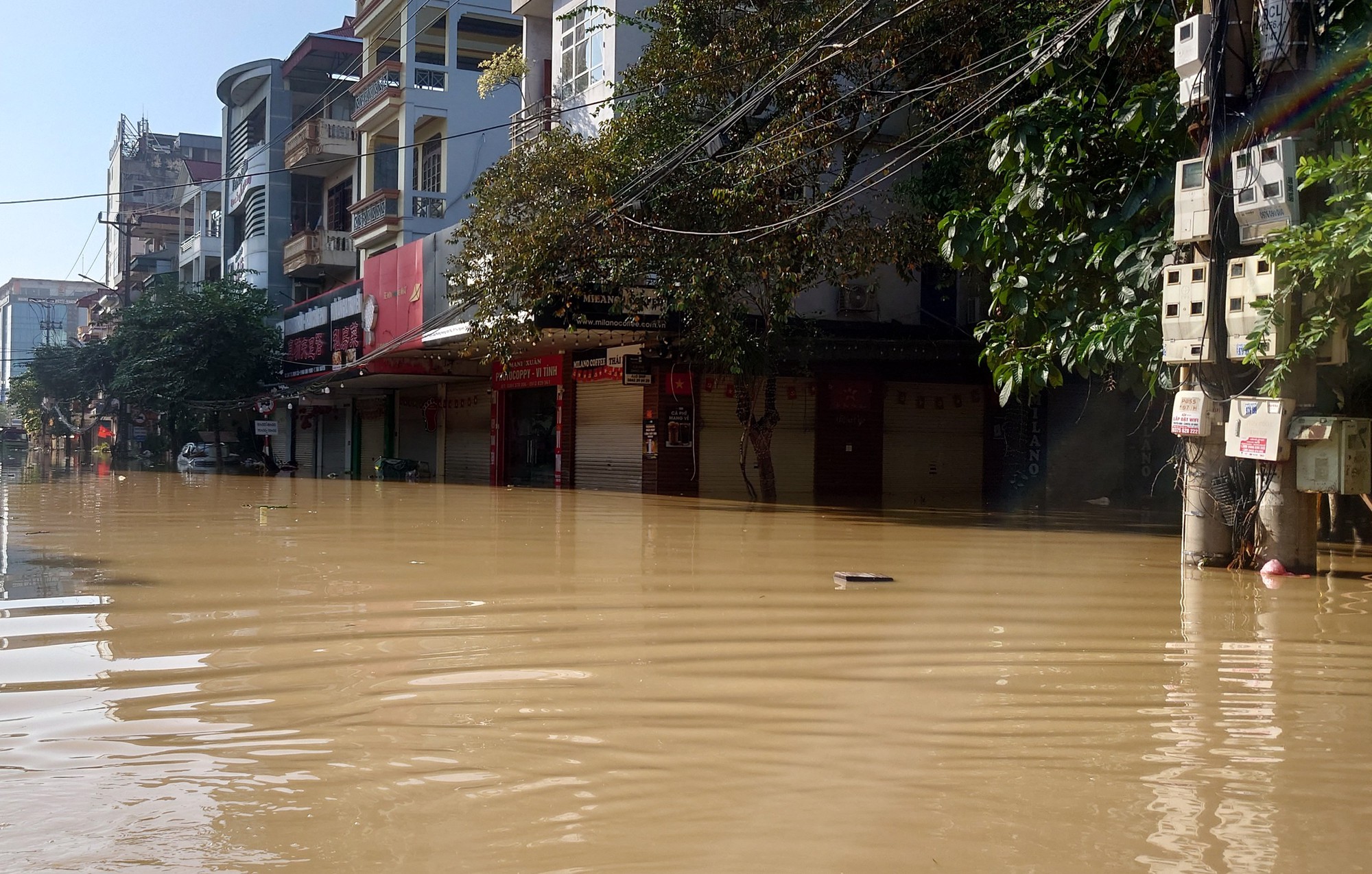 Người dân Thái Nguyên gồng mình dọn lại cuộc sống giữa bùn đất và nước ngập- Ảnh 3. Người dân Thái Nguyên gồng mình dọn lại cuộc sống giữa bùn đất và nước ngập- Ảnh 3.