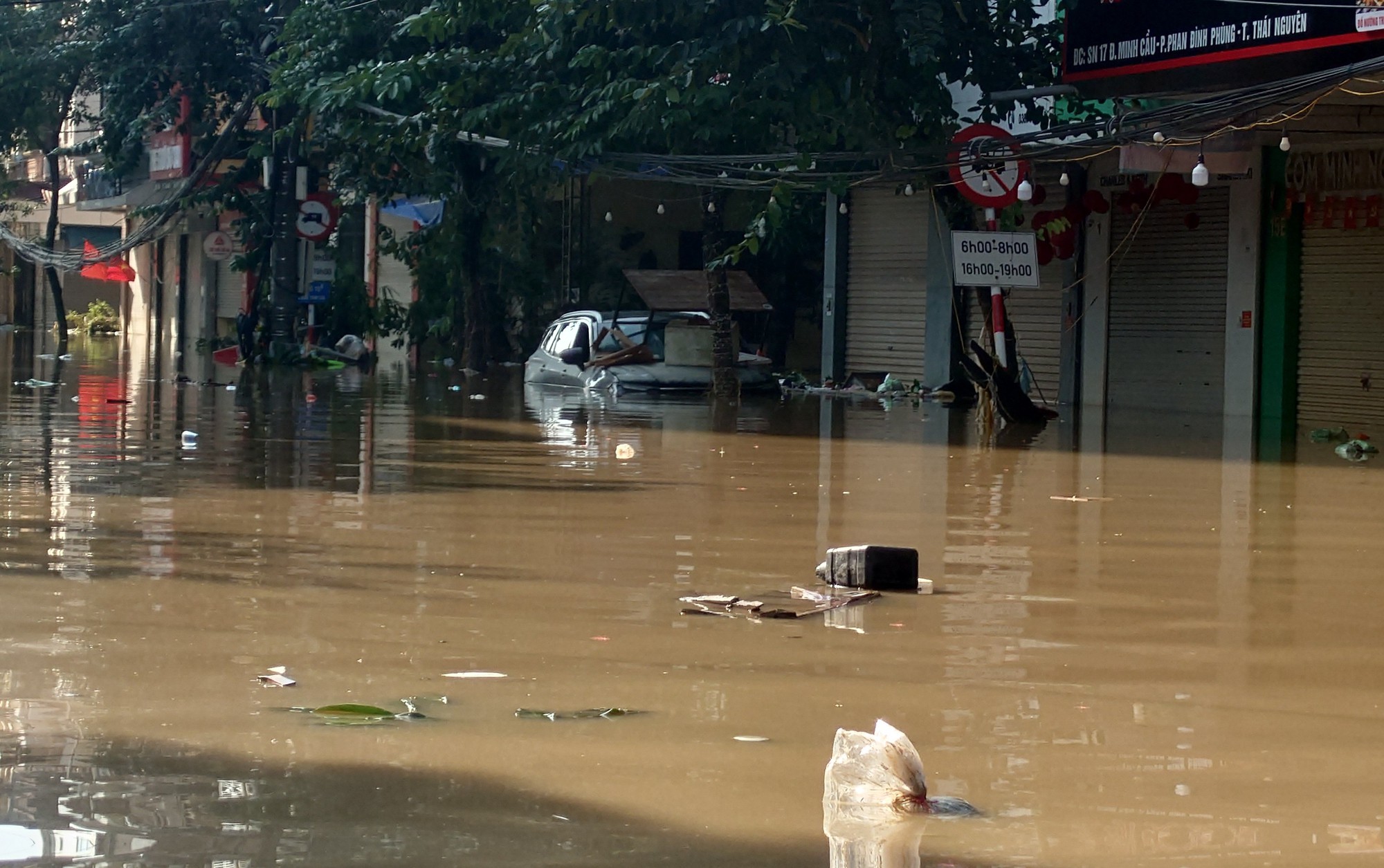 Người dân Thái Nguyên gồng mình dọn lại cuộc sống giữa bùn đất và nước ngập- Ảnh 8. Người dân Thái Nguyên gồng mình dọn lại cuộc sống giữa bùn đất và nước ngập- Ảnh 8.