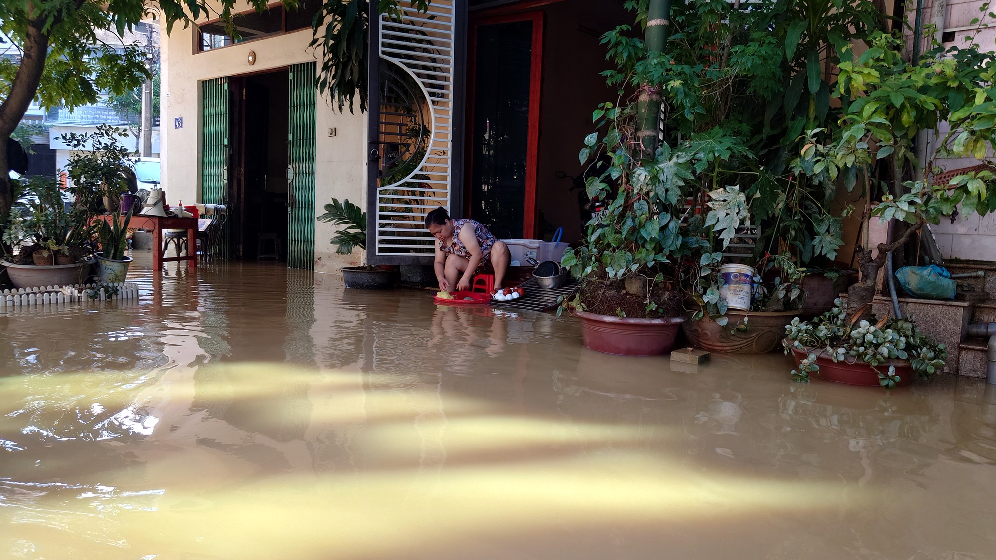 Người dân Thái Nguyên gồng mình dọn lại cuộc sống giữa bùn đất và nước ngập- Ảnh 4. Người dân Thái Nguyên gồng mình dọn lại cuộc sống giữa bùn đất và nước ngập- Ảnh 4.