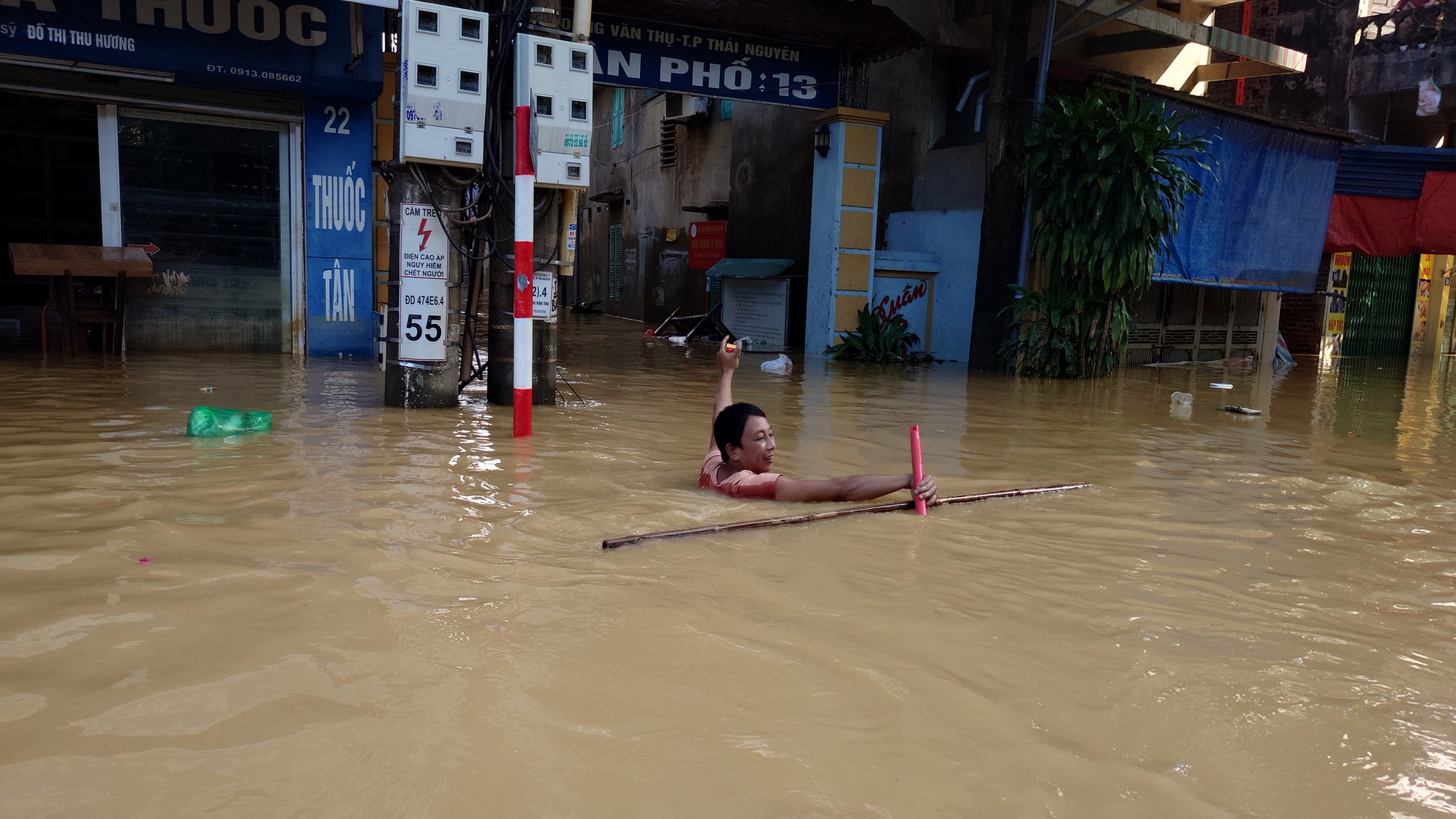 Người dân Thái Nguyên gồng mình dọn lại cuộc sống giữa bùn đất và nước ngập- Ảnh 9. Người dân Thái Nguyên gồng mình dọn lại cuộc sống giữa bùn đất và nước ngập- Ảnh 9.