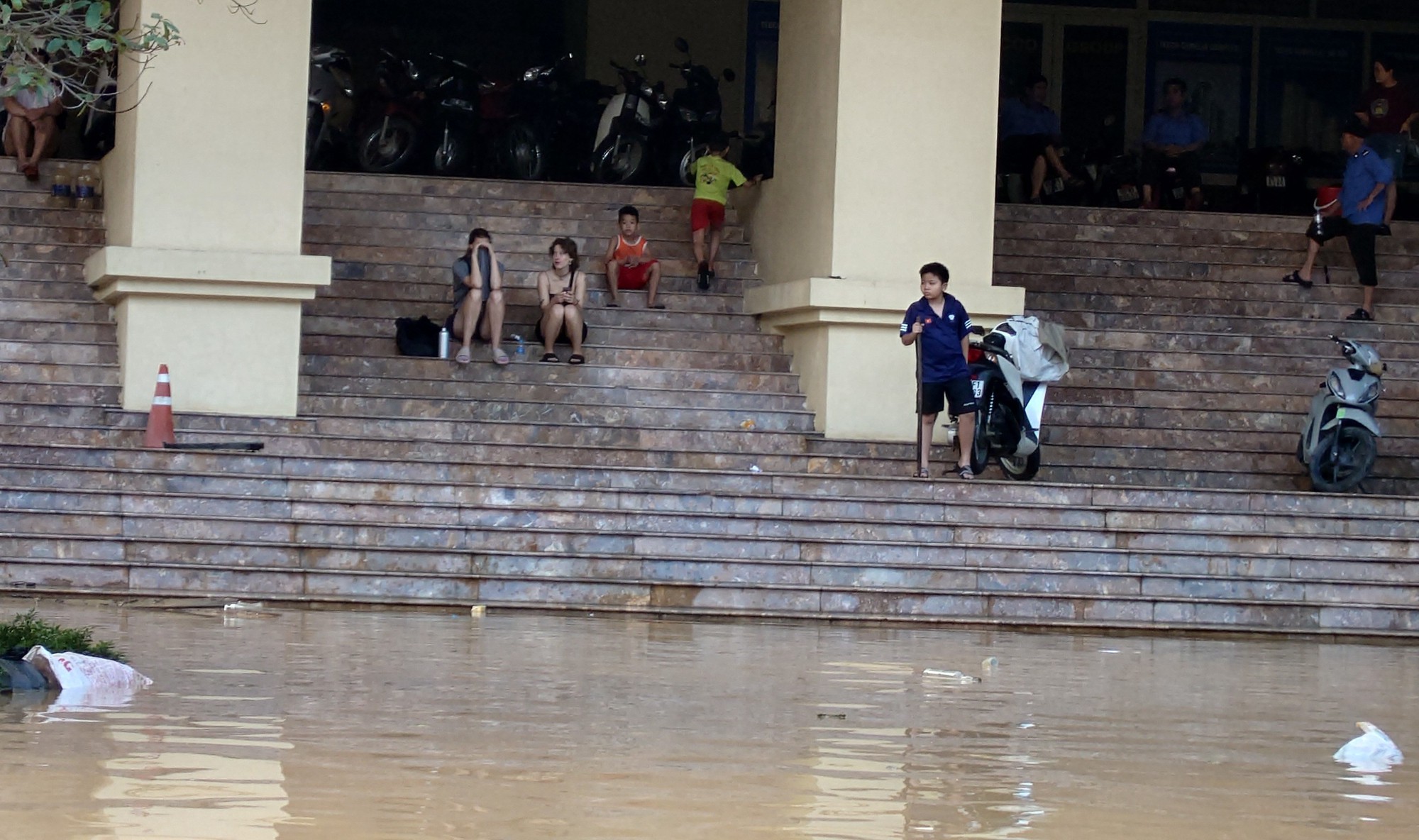 Người dân Thái Nguyên gồng mình dọn lại cuộc sống giữa bùn đất và nước ngập- Ảnh 1. Người dân Thái Nguyên gồng mình dọn lại cuộc sống giữa bùn đất và nước ngập- Ảnh 1.