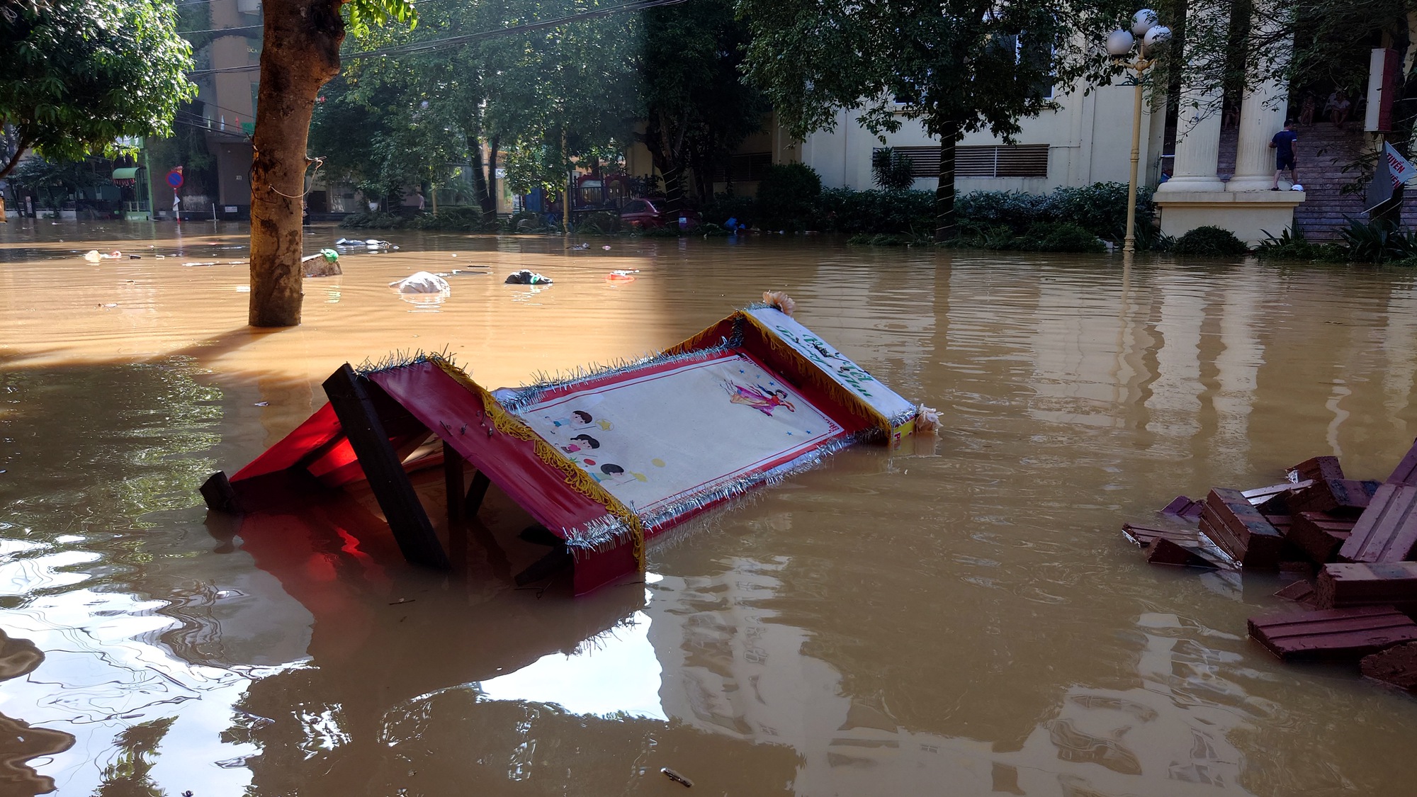 Người dân Thái Nguyên gồng mình dọn lại cuộc sống giữa bùn đất và nước ngập- Ảnh 5. Người dân Thái Nguyên gồng mình dọn lại cuộc sống giữa bùn đất và nước ngập- Ảnh 5.