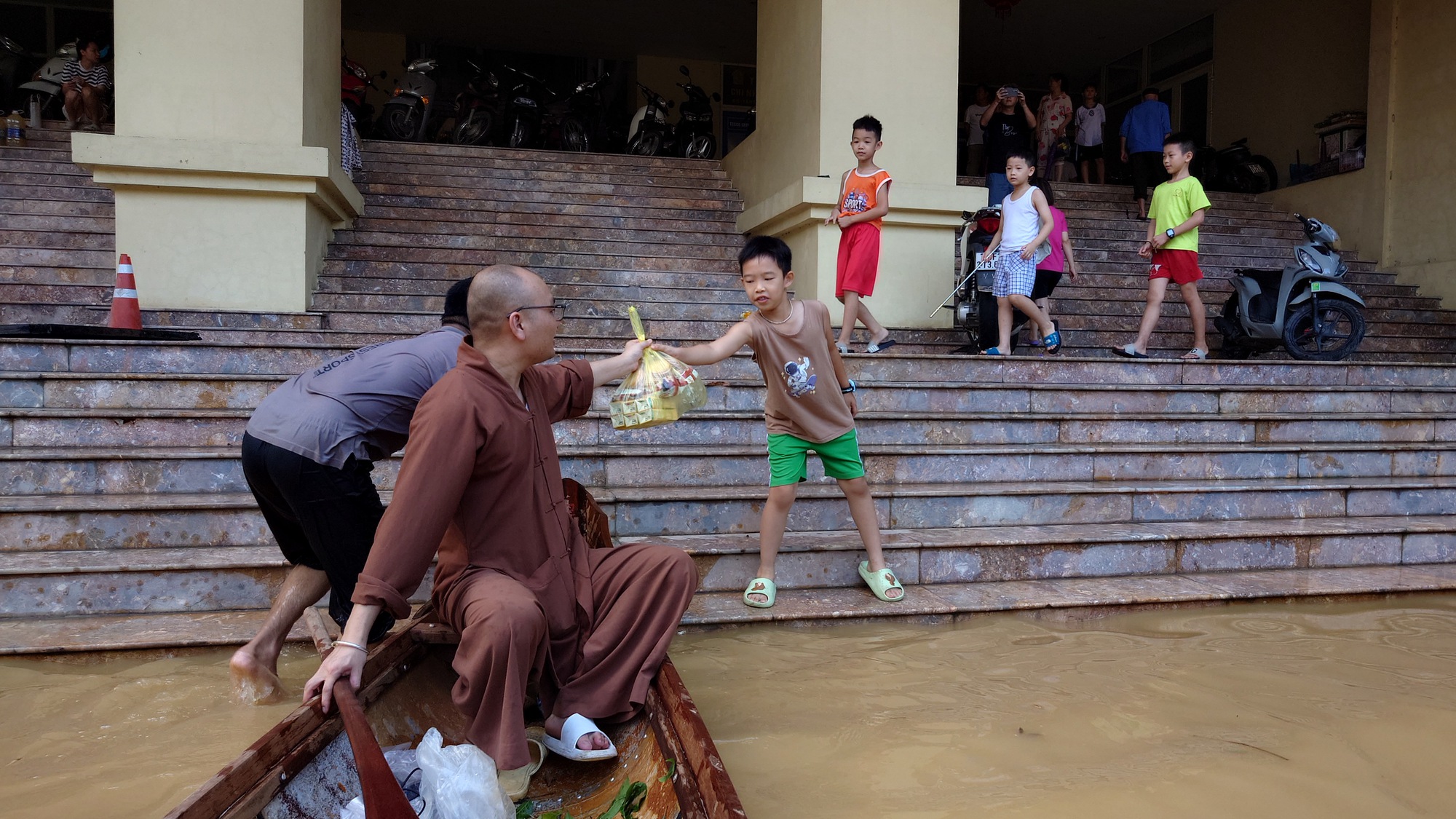 Người dân Thái Nguyên gồng mình dọn lại cuộc sống giữa bùn đất và nước ngập- Ảnh 10. Người dân Thái Nguyên gồng mình dọn lại cuộc sống giữa bùn đất và nước ngập- Ảnh 10.