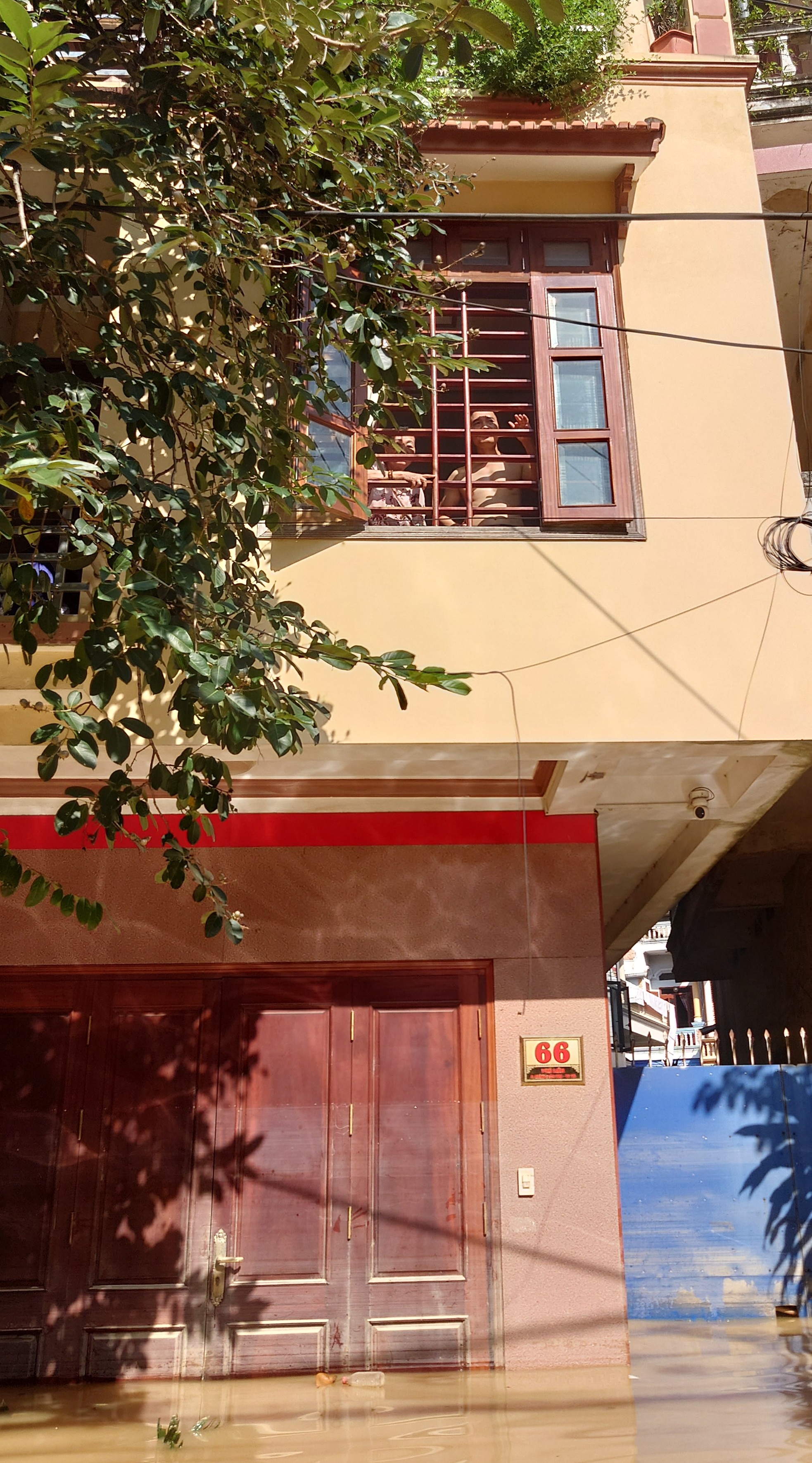 Người dân Thái Nguyên gồng mình dọn lại cuộc sống giữa bùn đất và nước ngập- Ảnh 12. Người dân Thái Nguyên gồng mình dọn lại cuộc sống giữa bùn đất và nước ngập- Ảnh 12.