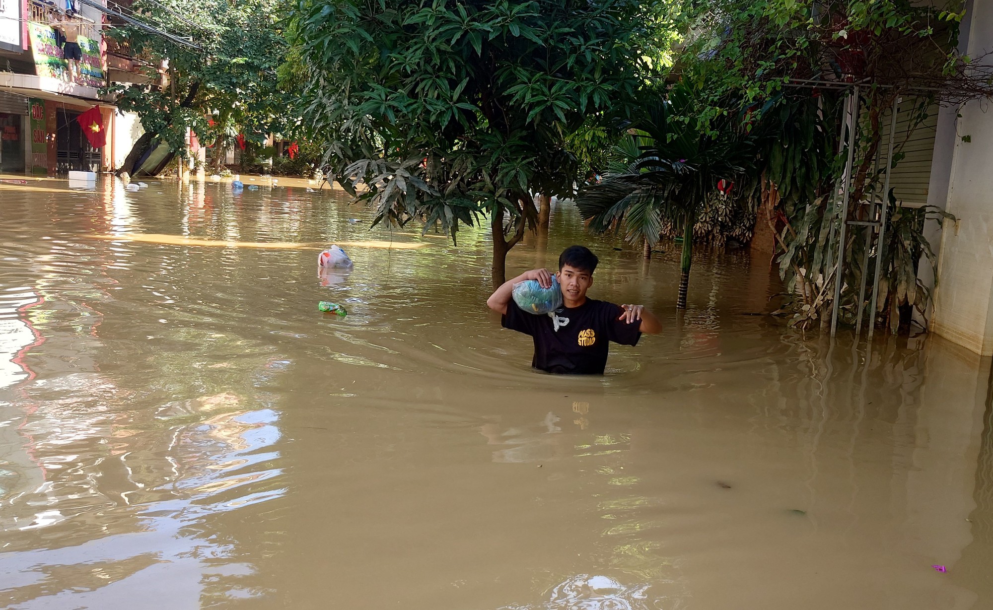 Người dân Thái Nguyên gồng mình dọn lại cuộc sống giữa bùn đất và nước ngập- Ảnh 11. Người dân Thái Nguyên gồng mình dọn lại cuộc sống giữa bùn đất và nước ngập- Ảnh 11.