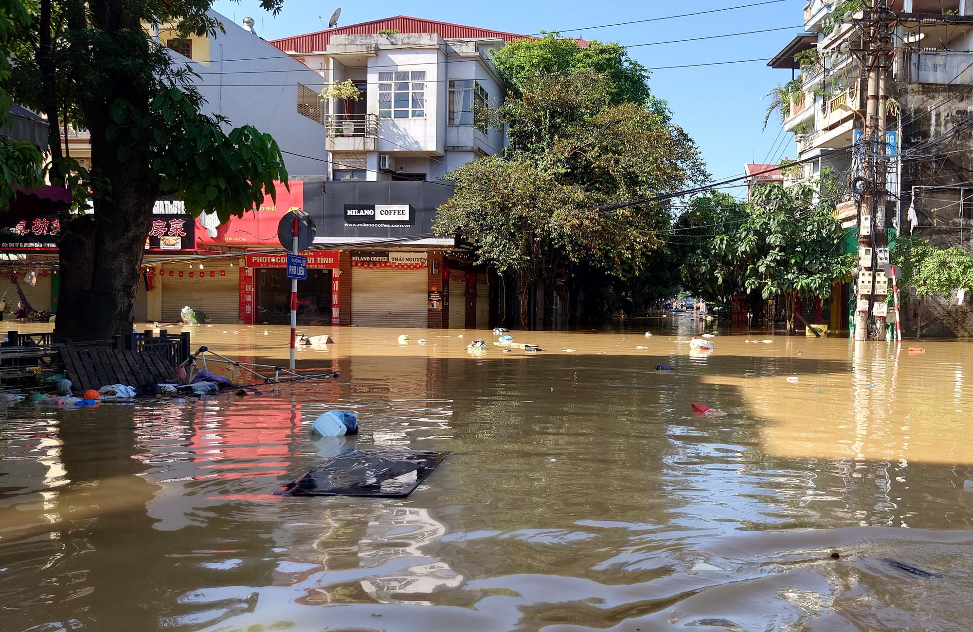Người dân Thái Nguyên gồng mình dọn lại cuộc sống giữa bùn đất và nước ngập- Ảnh 6. Người dân Thái Nguyên gồng mình dọn lại cuộc sống giữa bùn đất và nước ngập- Ảnh 6.