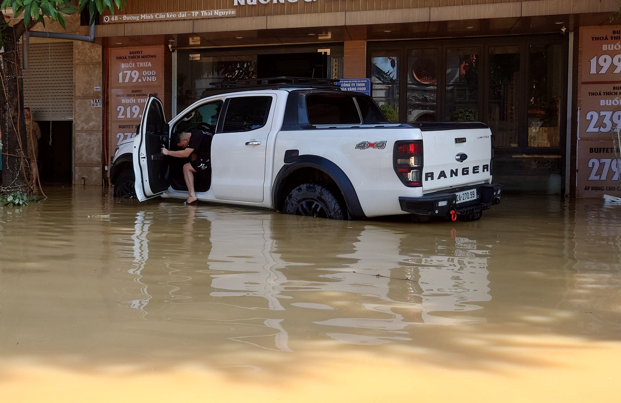 Người dân Thái Nguyên gồng mình dọn lại cuộc sống giữa bùn đất và nước ngập- Ảnh 7. Người dân Thái Nguyên gồng mình dọn lại cuộc sống giữa bùn đất và nước ngập- Ảnh 7.