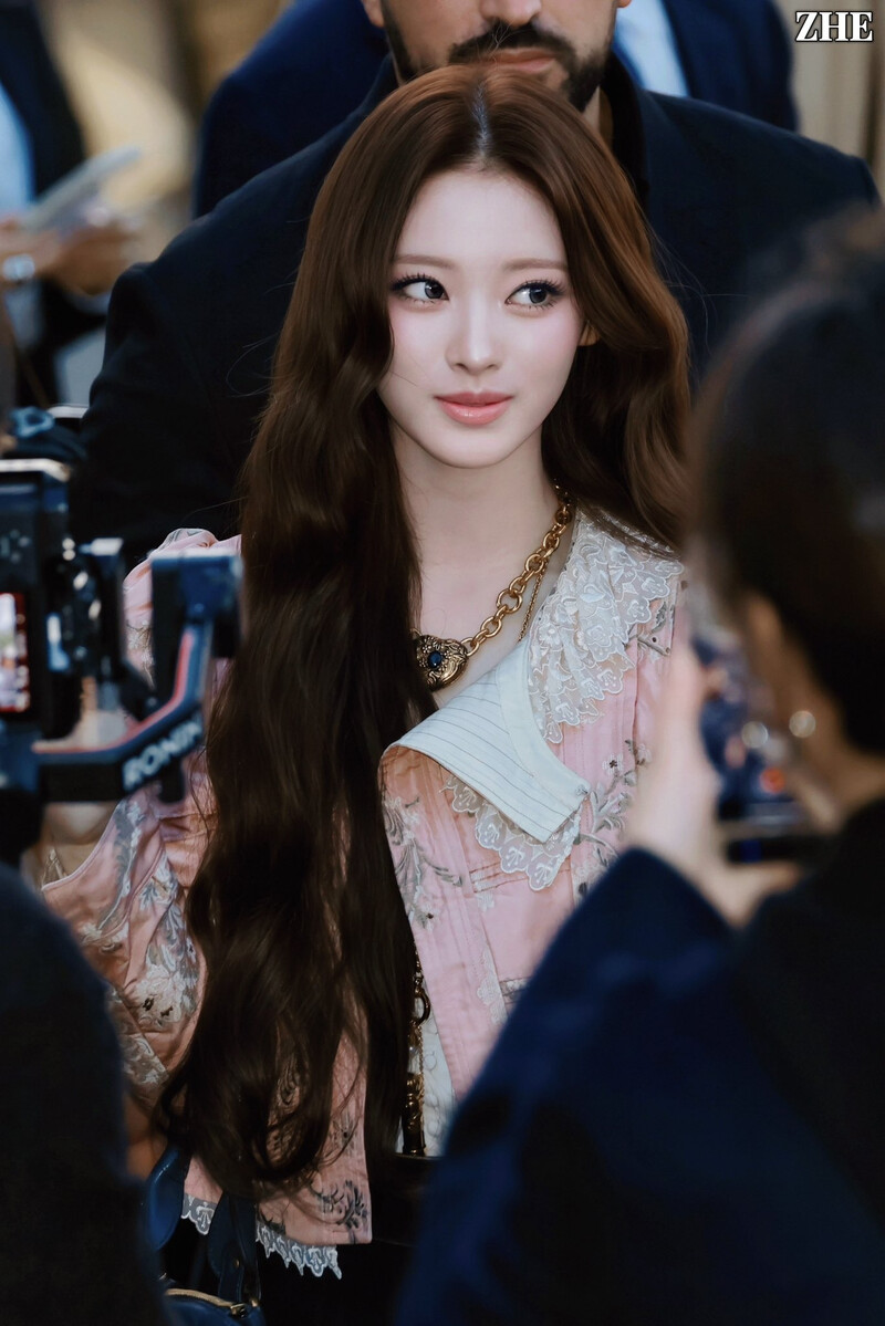 Mỹ nh&acirc;n đẹp nhất Kpop thế hệ mới giả vờ nổi tiếng, "&ecirc; chề" ở trời T&acirc;y?- Ảnh 3.