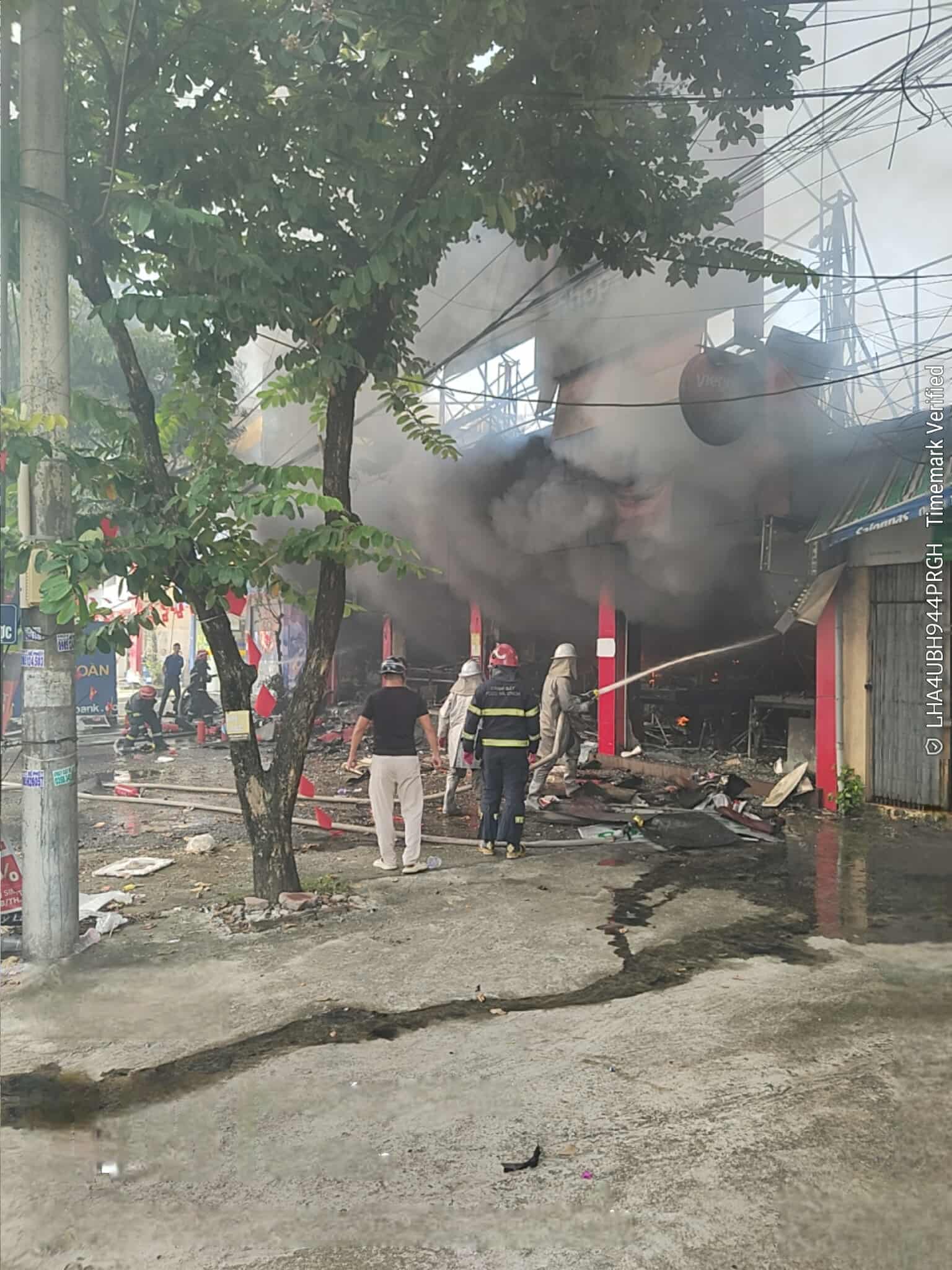 Hà Nội: Cháy lớn tại 1 siêu thị điện máy- Ảnh 2. Hà Nội: Cháy lớn tại 1 siêu thị điện máy- Ảnh 2.