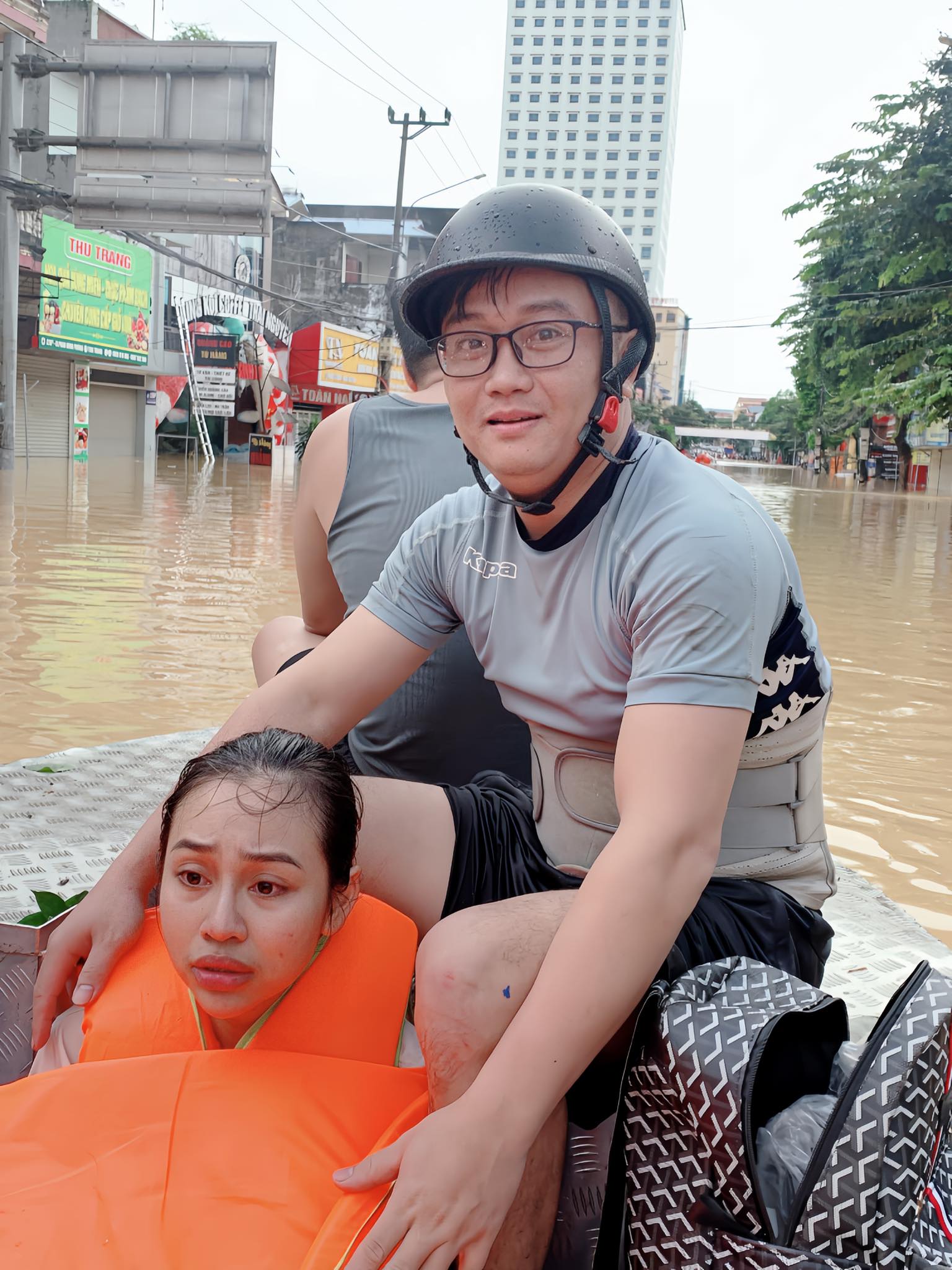 "Người hùng thầm lặng" giữa dòng nước lũ: Ông bố 6 con vượt hàng trăm cây số từ Hà Nội về Thái Nguyên để hỗ trợ người dân vùng lũ- Ảnh 2.