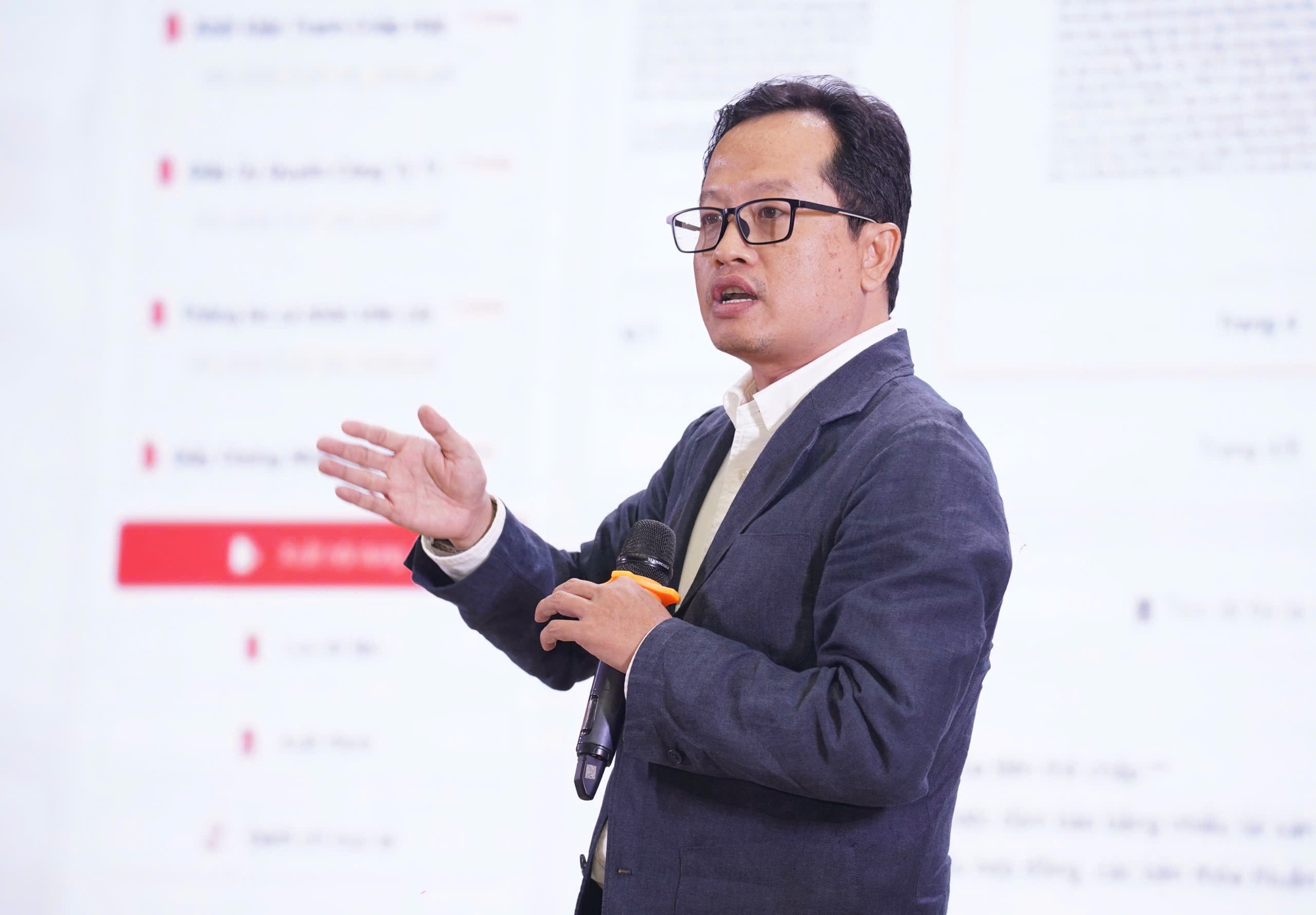 Ông Nguyễn Cao Trí "giải mã" về phiên toà sử dụng AI ở TP HCM- Ảnh 1. Ông Nguyễn Cao Trí "giải mã" về phiên toà sử dụng AI ở TP HCM- Ảnh 1.