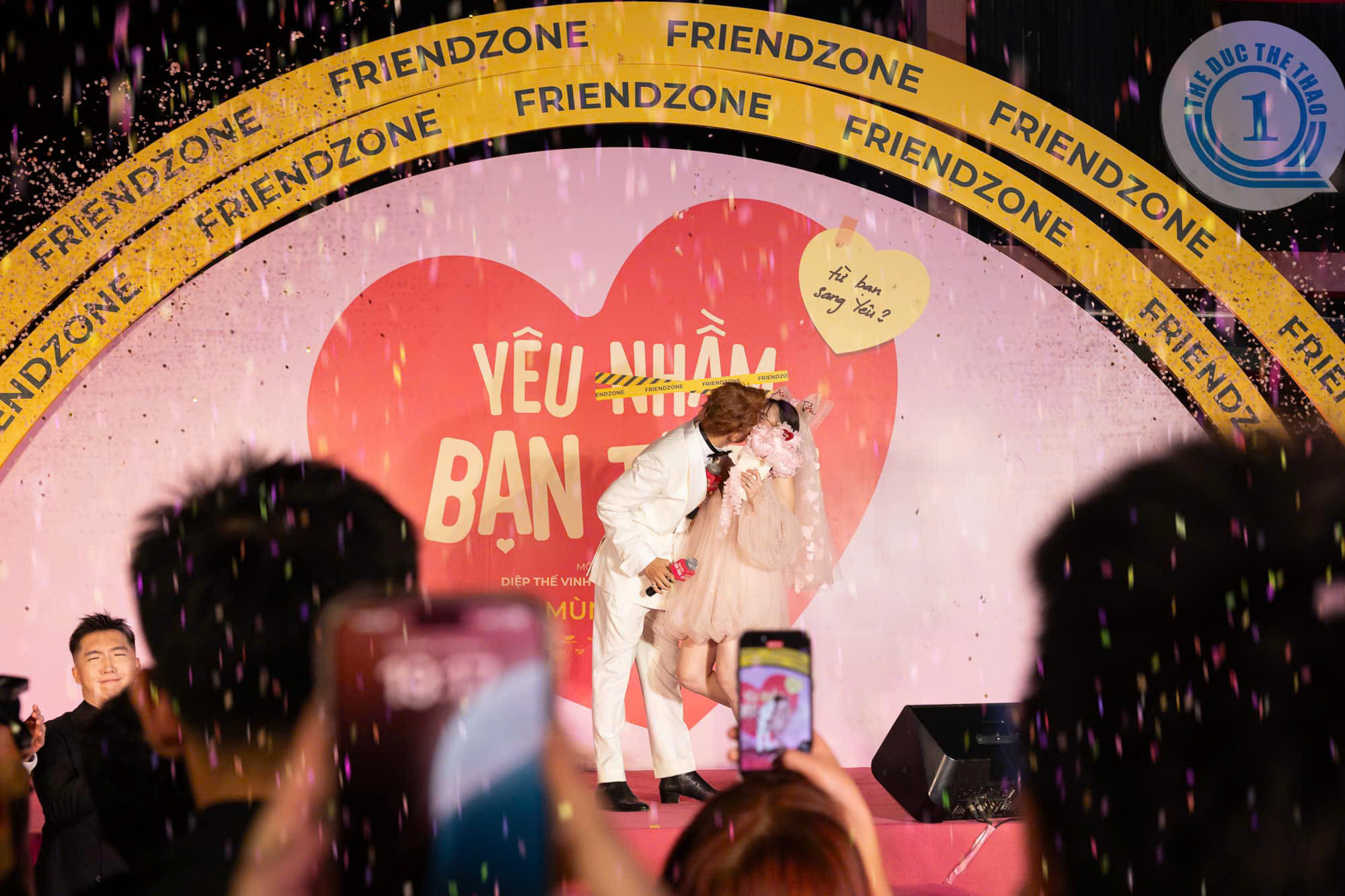 Vbiz có cặp đôi mới nghi "phim giả tình thật": Ôm ấp nhau tình tứ, chỉ thiếu nước công khai?- Ảnh 6. Vbiz có cặp đôi mới nghi "phim giả tình thật": Ôm ấp nhau tình tứ, chỉ thiếu nước công khai?- Ảnh 6.