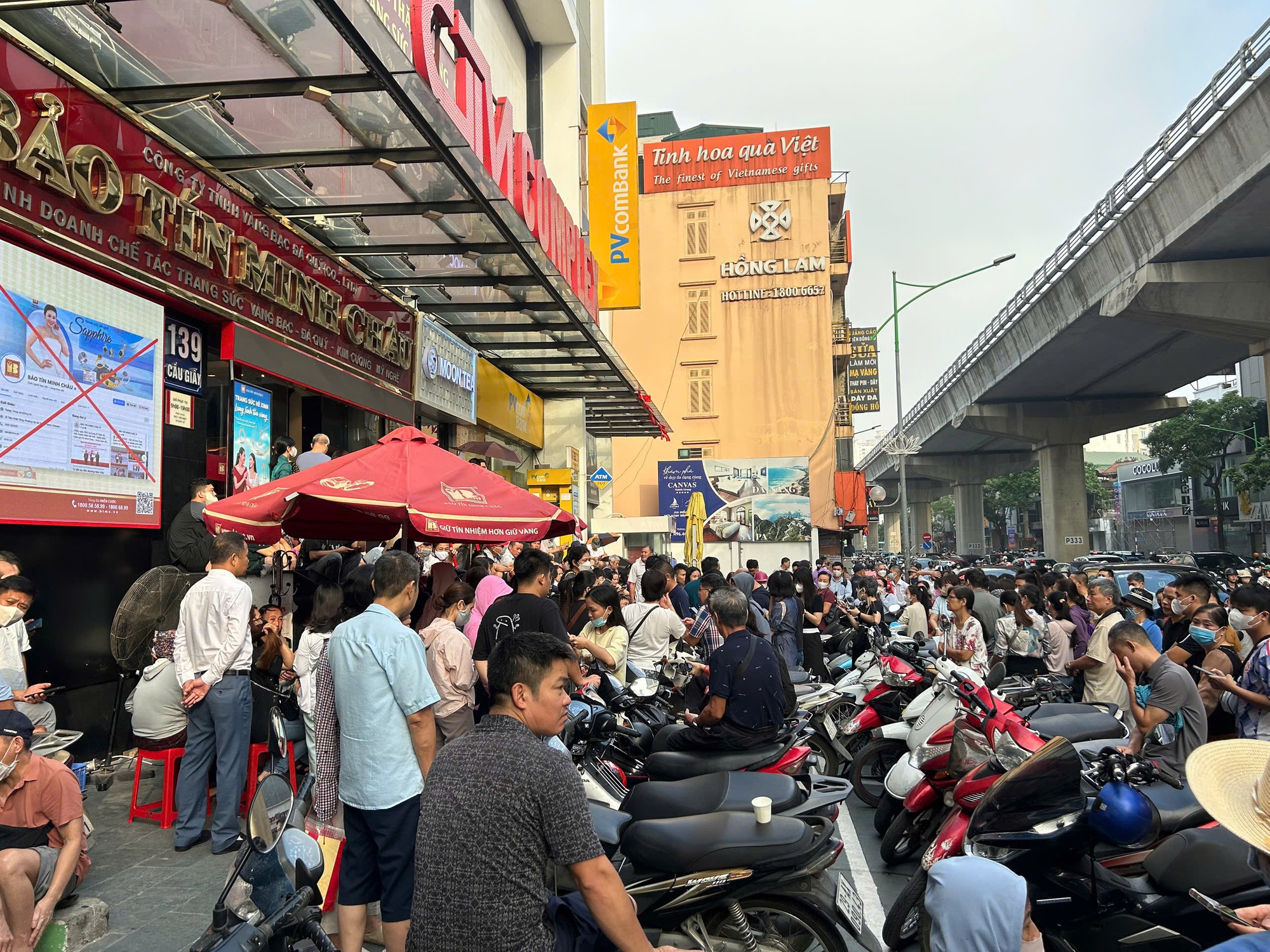 VIDEO: Người dân chen chúc xếp hàng mua vàng khi giá vượt 142 triệu đồng/lượng- Ảnh 4. VIDEO: Người dân chen chúc xếp hàng mua vàng khi giá vượt 142 triệu đồng/lượng- Ảnh 4.