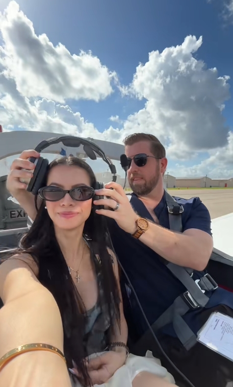 Vợ Việt "lỡ miệng" n&oacute;i th&iacute;ch ho&agrave;ng h&ocirc;n, chồng T&acirc;y l&aacute;i m&aacute;y bay ri&ecirc;ng chở đi ngắm rồi v&ograve;ng về ăn phở- Ảnh 10.