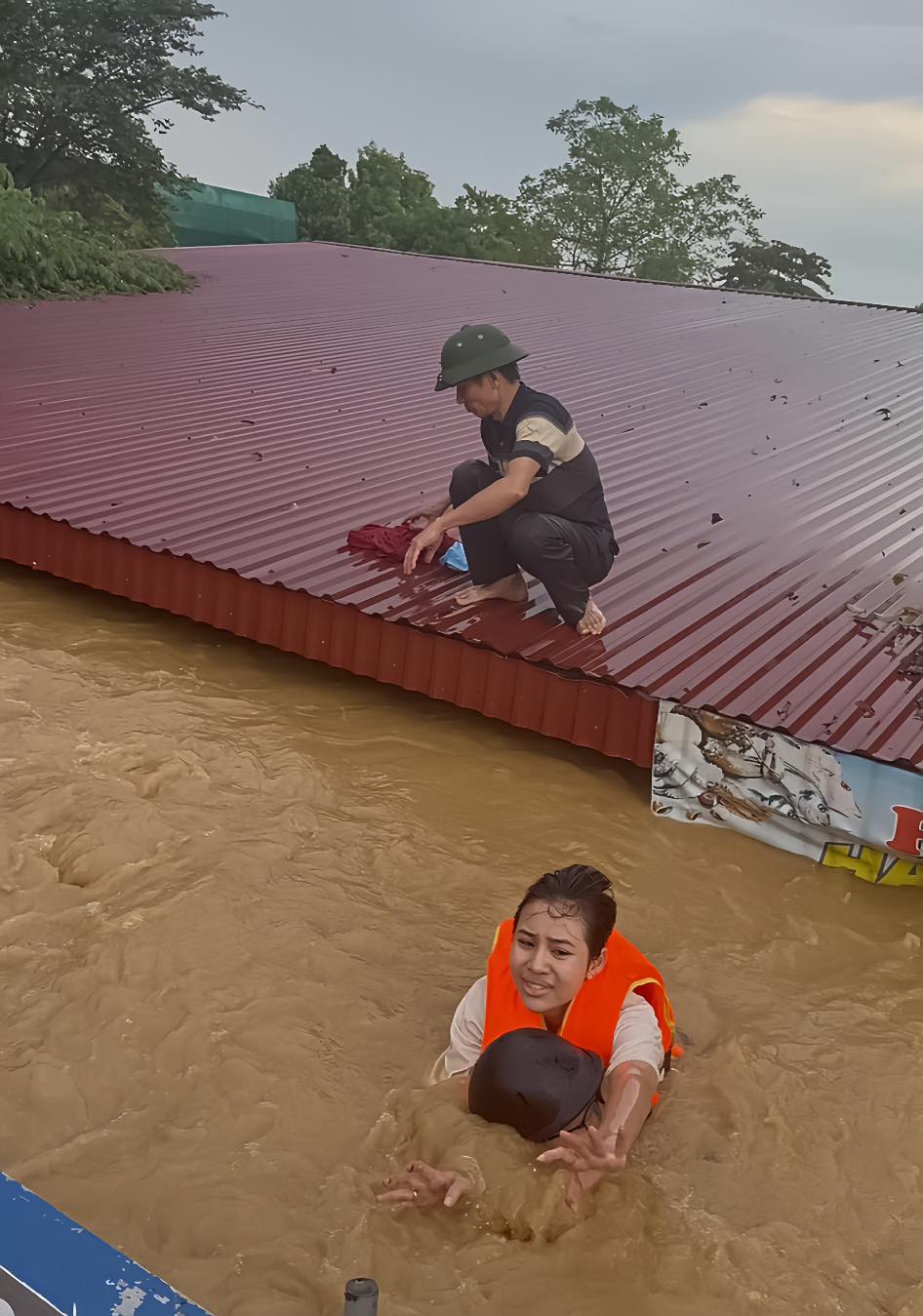 "Người hùng thầm lặng" giữa dòng nước lũ: Ông bố 6 con vượt hàng trăm cây số từ Hà Nội về Thái Nguyên để hỗ trợ người dân vùng lũ- Ảnh 8.