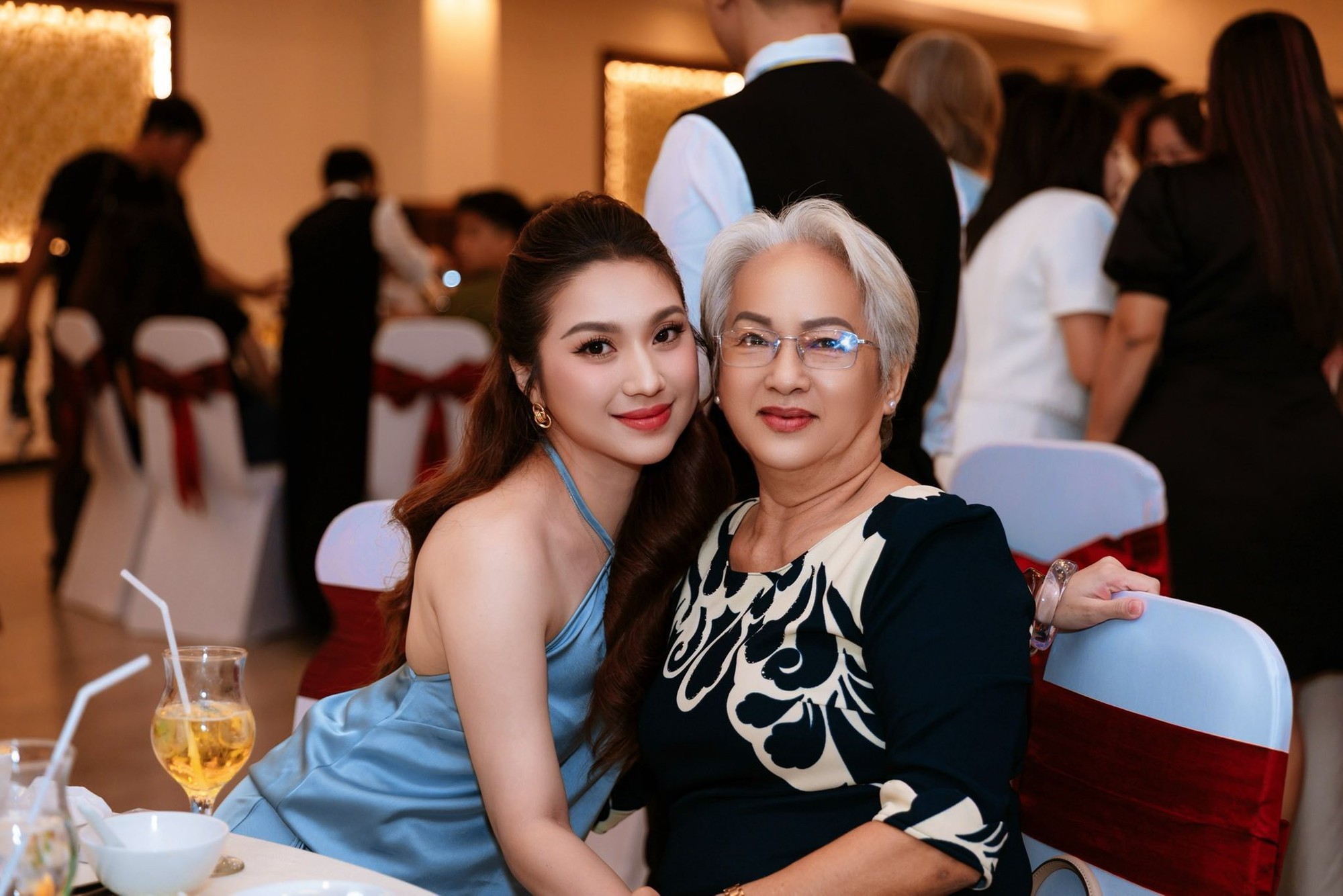 Nữ ca sĩ hủy hôn trước ngày cưới 1 tuần, nhiều đại gia ngàn tỷ vây quanh, 34 tuổi là doanh nhân thành đạt- Ảnh 4. Nữ ca sĩ hủy hôn trước ngày cưới 1 tuần, nhiều đại gia ngàn tỷ vây quanh, 34 tuổi là doanh nhân thành đạt- Ảnh 4.