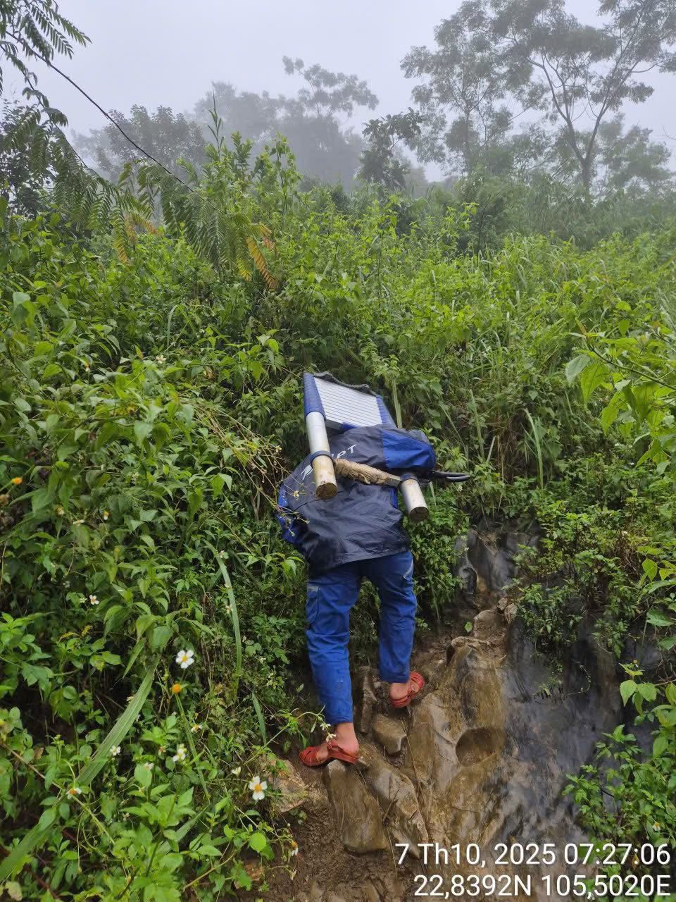 Dồn quân, ứng cứu thông tin xuyên đêm tại Thái Nguyên trong lũ lịch sử: Xuồng, drone, điện thoại vệ tinh - Ảnh 4. Dồn quân, ứng cứu thông tin xuyên đêm tại Thái Nguyên trong lũ lịch sử: Xuồng, drone, điện thoại vệ tinh - Ảnh 4.