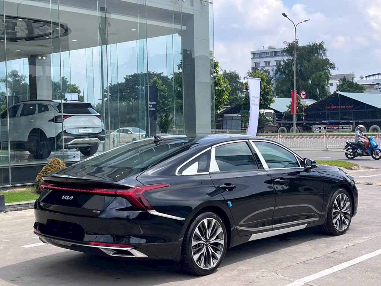 Kia K8 lần đầu được rao bán tại Việt Nam: Bản hybrid bắt đúng 'trend' sống xanh, giá gần 2 tỷ đồng, tương đương C-Class hay 330i nhưng rộng rãi hơn hẳn- Ảnh 8. Kia K8 lần đầu được rao bán tại Việt Nam: Bản hybrid bắt đúng 'trend' sống xanh, giá gần 2 tỷ đồng, tương đương C-Class hay 330i nhưng rộng rãi hơn hẳn- Ảnh 8.