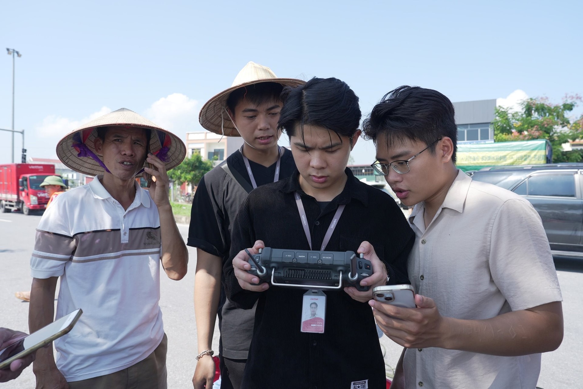 Máy bay không người lái phá thế cô lập, tiếp tế 5 tấn hàng hóa, cứu trợ vùng lũ dữ Thái Nguyên- Ảnh 2. Máy bay không người lái phá thế cô lập, tiếp tế 5 tấn hàng hóa, cứu trợ vùng lũ dữ Thái Nguyên- Ảnh 2.