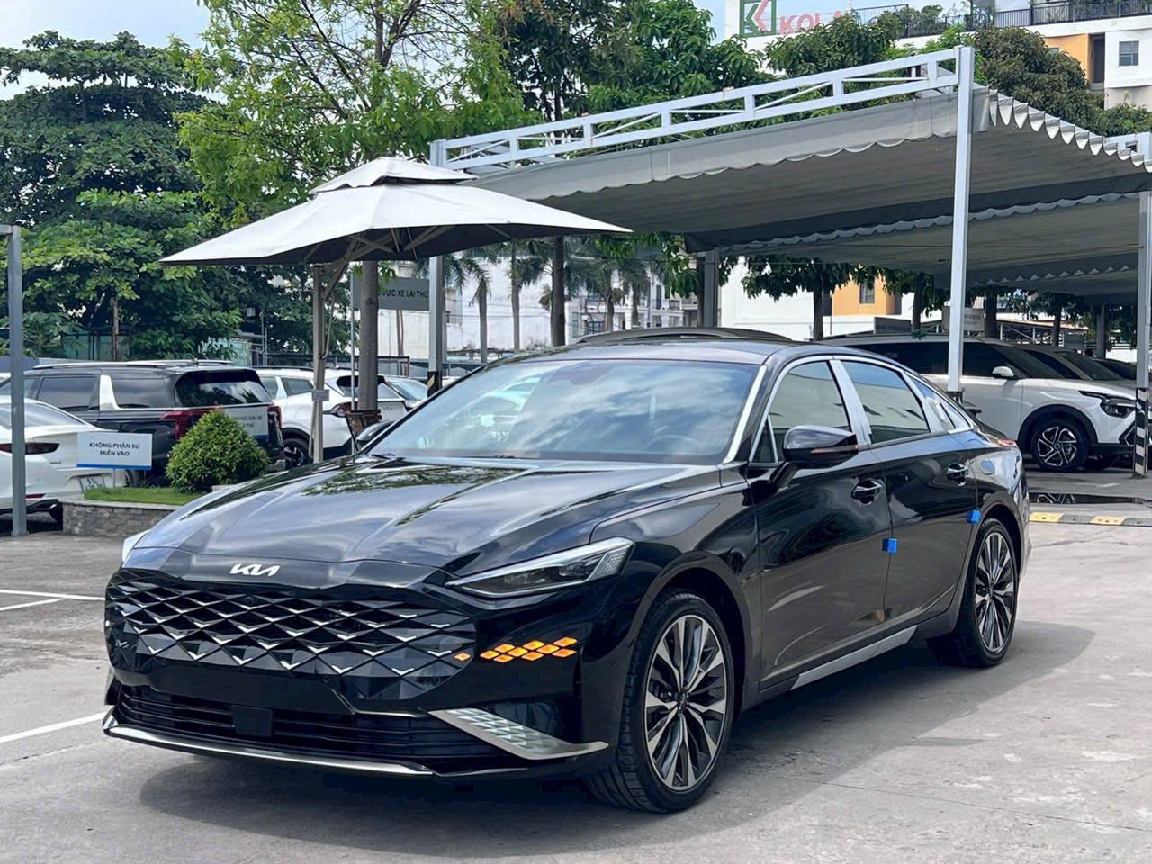 Kia K8 lần đầu được rao bán tại Việt Nam: Bản hybrid bắt đúng 'trend' sống xanh, giá gần 2 tỷ đồng, tương đương C-Class hay 330i nhưng rộng rãi hơn hẳn- Ảnh 2. Kia K8 lần đầu được rao bán tại Việt Nam: Bản hybrid bắt đúng 'trend' sống xanh, giá gần 2 tỷ đồng, tương đương C-Class hay 330i nhưng rộng rãi hơn hẳn- Ảnh 2.