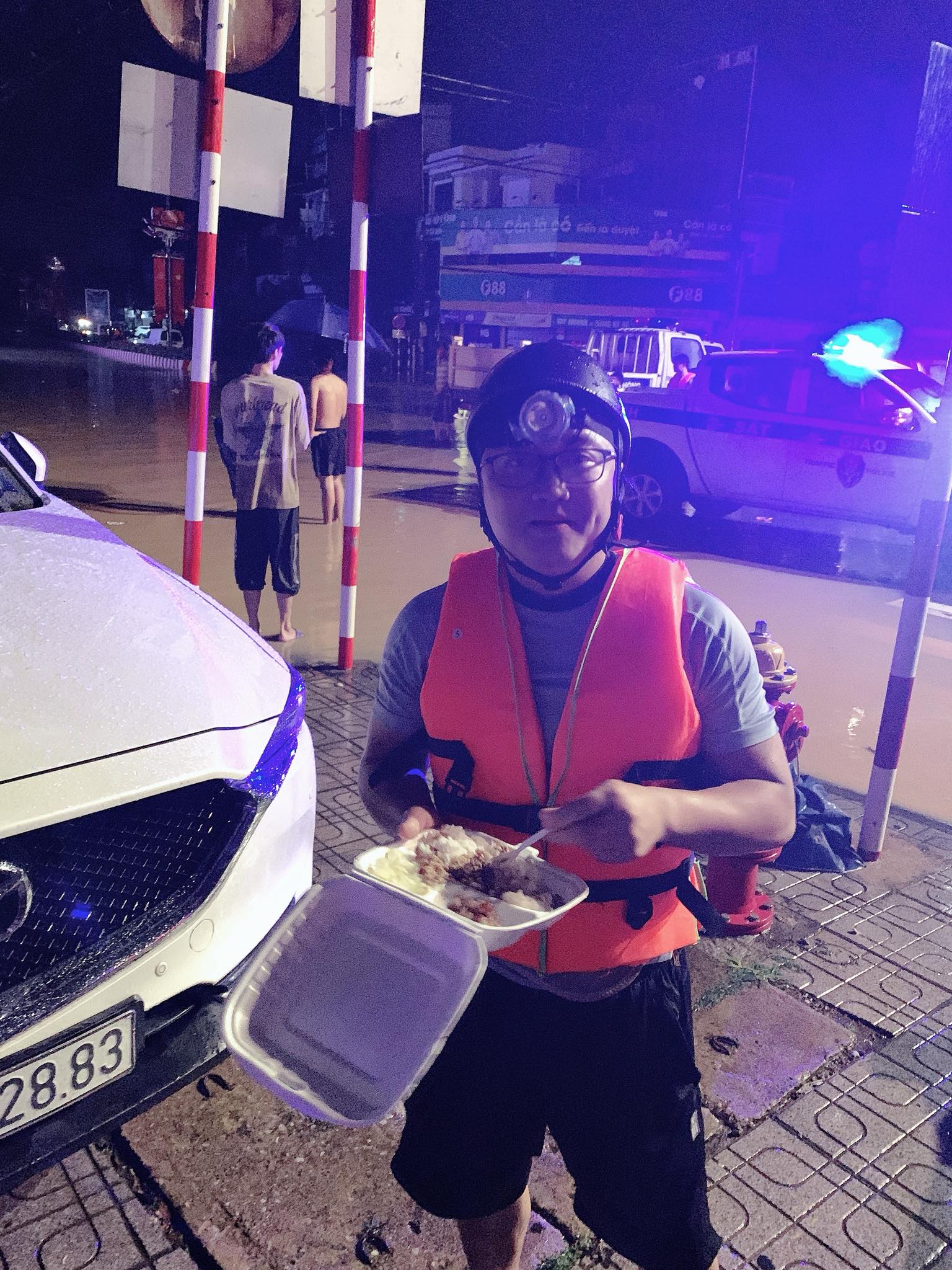 "Người hùng thầm lặng" giữa dòng nước lũ: Ông bố 6 con vượt hàng trăm cây số từ Hà Nội về Thái Nguyên để hỗ trợ người dân vùng lũ- Ảnh 3.