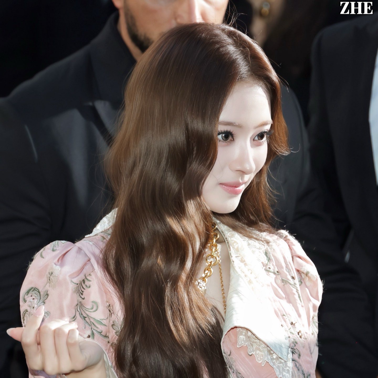 Mỹ nh&acirc;n đẹp nhất Kpop thế hệ mới giả vờ nổi tiếng, "&ecirc; chề" ở trời T&acirc;y?- Ảnh 4.