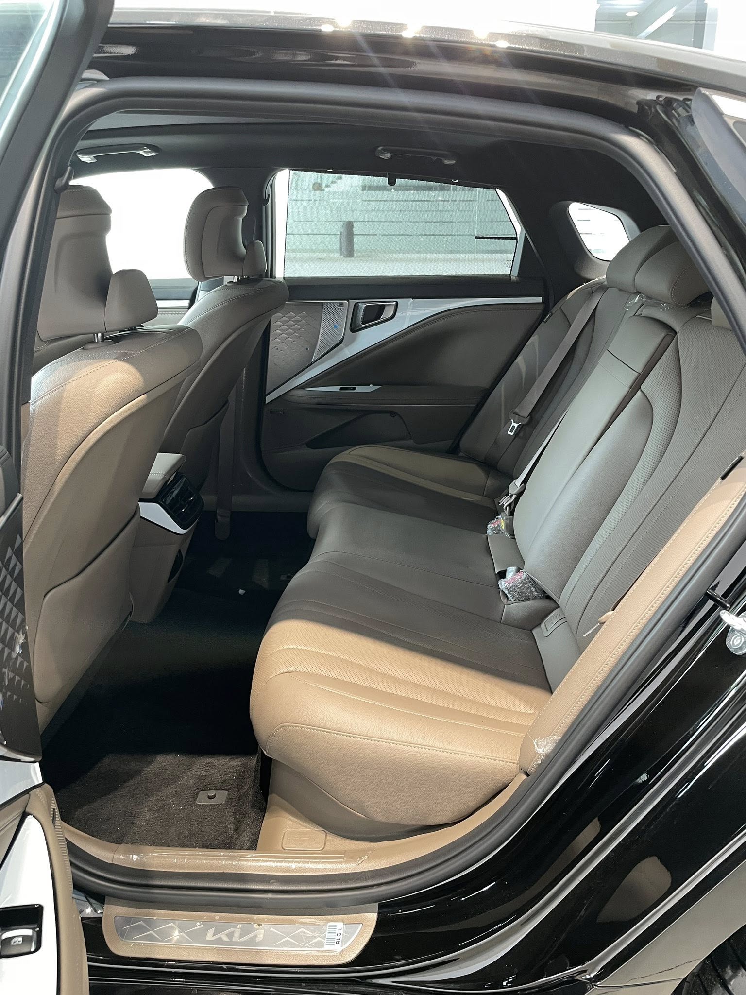 Kia K8 lần đầu được rao bán tại Việt Nam: Bản hybrid bắt đúng 'trend' sống xanh, giá gần 2 tỷ đồng, tương đương C-Class hay 330i nhưng rộng rãi hơn hẳn- Ảnh 7. Kia K8 lần đầu được rao bán tại Việt Nam: Bản hybrid bắt đúng 'trend' sống xanh, giá gần 2 tỷ đồng, tương đương C-Class hay 330i nhưng rộng rãi hơn hẳn- Ảnh 7.