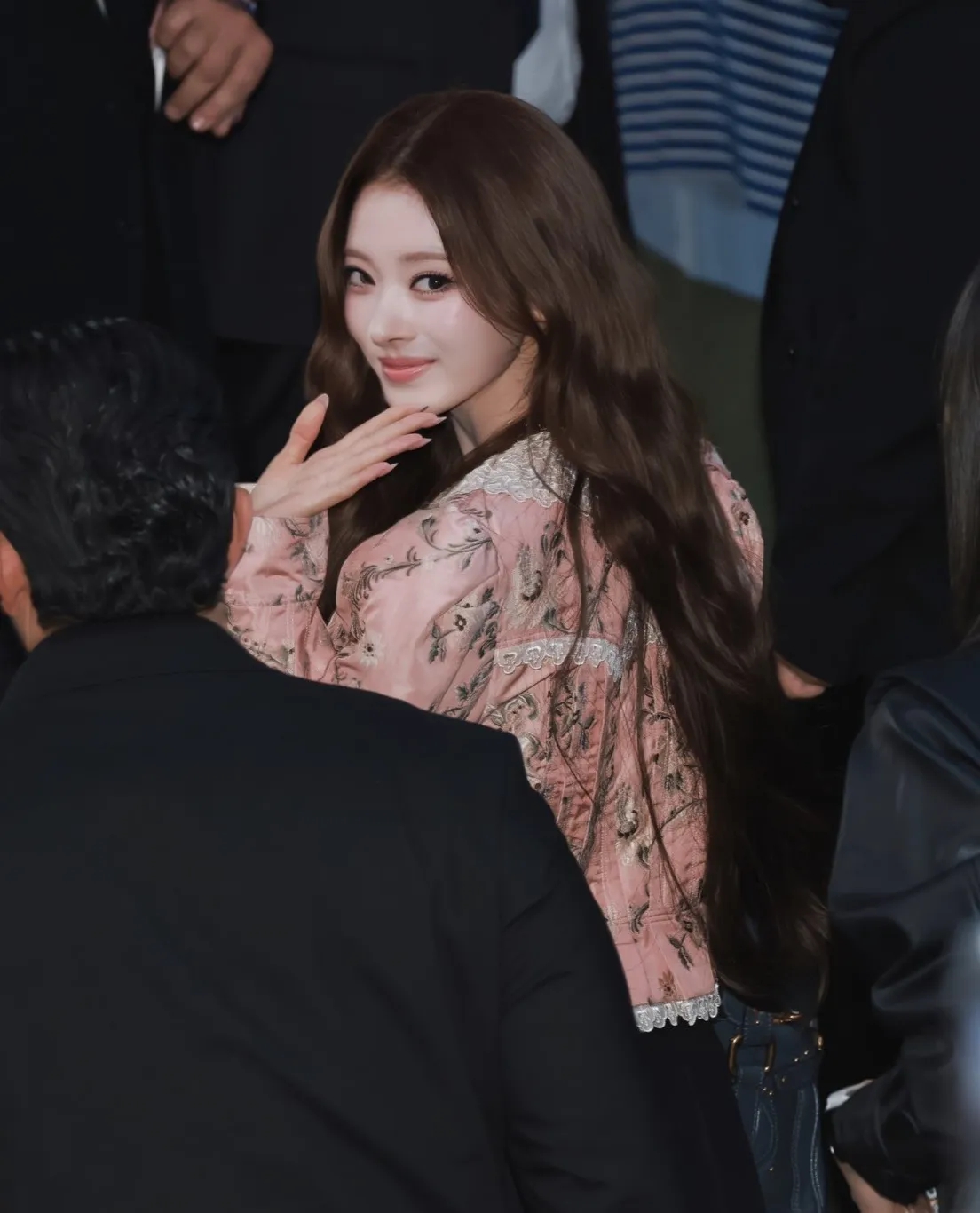 Mỹ nh&acirc;n đẹp nhất Kpop thế hệ mới giả vờ nổi tiếng, "&ecirc; chề" ở trời T&acirc;y?- Ảnh 7.