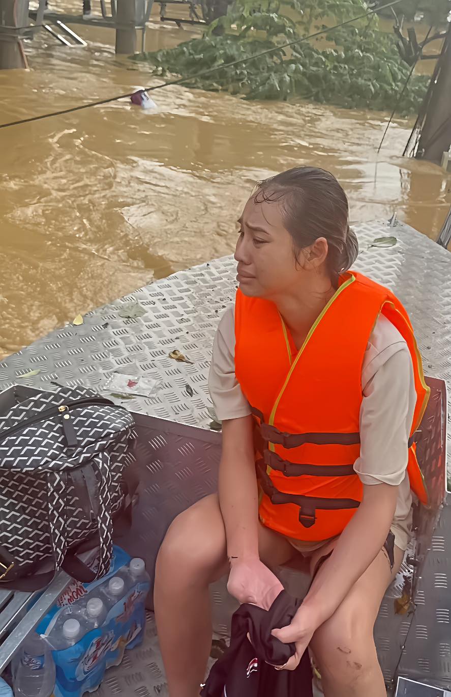 "Người hùng thầm lặng" giữa dòng nước lũ: Ông bố 6 con vượt hàng trăm cây số từ Hà Nội về Thái Nguyên để hỗ trợ người dân vùng lũ- Ảnh 6.