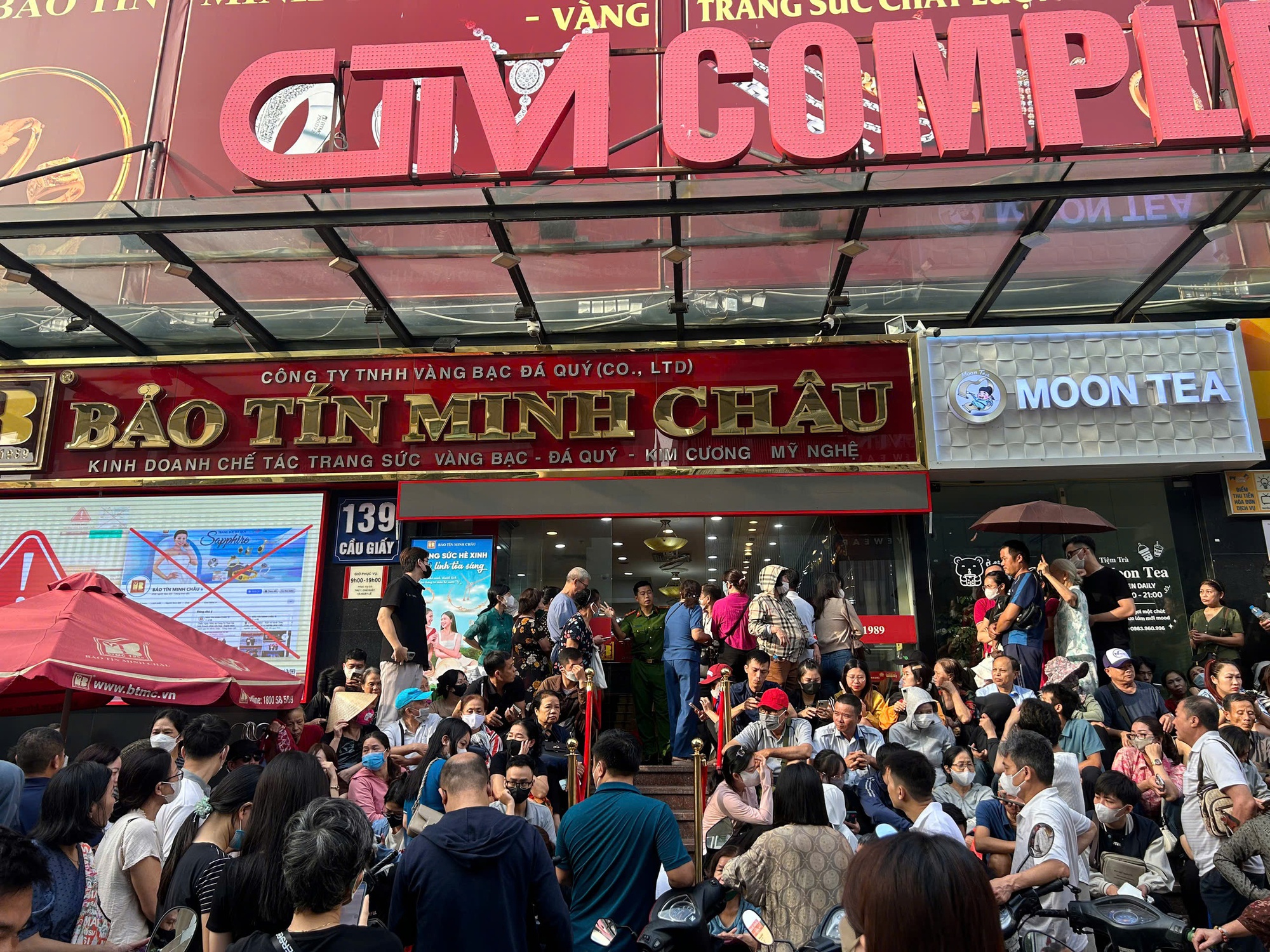 VIDEO: Người dân chen chúc xếp hàng mua vàng khi giá vượt 142 triệu đồng/lượng- Ảnh 1. VIDEO: Người dân chen chúc xếp hàng mua vàng khi giá vượt 142 triệu đồng/lượng- Ảnh 1.