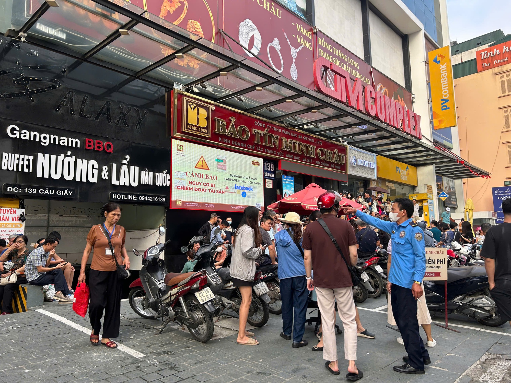 VIDEO: Người dân chen chúc xếp hàng mua vàng khi giá vượt 142 triệu đồng/lượng- Ảnh 2. VIDEO: Người dân chen chúc xếp hàng mua vàng khi giá vượt 142 triệu đồng/lượng- Ảnh 2.