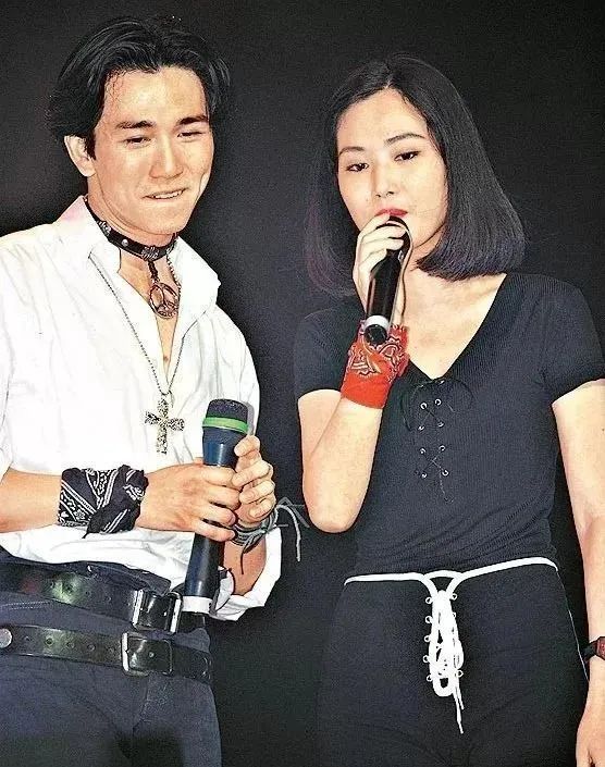5 đôi showbiz "từ yêu thành hận": Có cặp thi nhau bóc tình cũ "ăn chả ăn nem", có cặp kiện nhau đòi... quà!- Ảnh 5. 5 đôi showbiz "từ yêu thành hận": Có cặp thi nhau bóc tình cũ "ăn chả ăn nem", có cặp kiện nhau đòi... quà!- Ảnh 5.
