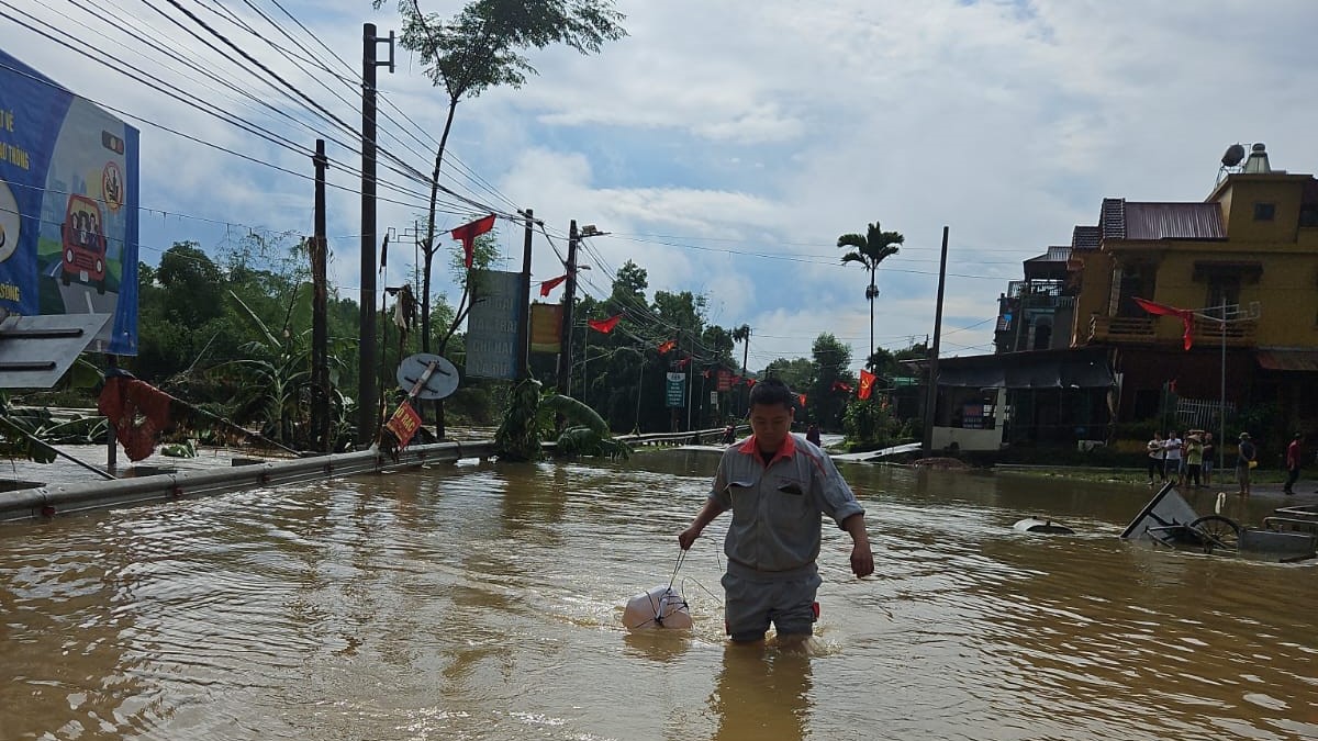 Dồn quân, ứng cứu thông tin xuyên đêm tại Thái Nguyên trong lũ lịch sử: Xuồng, drone, điện thoại vệ tinh - Ảnh 3. Dồn quân, ứng cứu thông tin xuyên đêm tại Thái Nguyên trong lũ lịch sử: Xuồng, drone, điện thoại vệ tinh - Ảnh 3.
