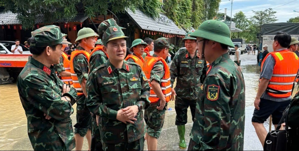 Dồn quân, ứng cứu thông tin xuyên đêm tại Thái Nguyên trong lũ lịch sử: Xuồng, drone, điện thoại vệ tinh - Ảnh 1. Dồn quân, ứng cứu thông tin xuyên đêm tại Thái Nguyên trong lũ lịch sử: Xuồng, drone, điện thoại vệ tinh - Ảnh 1.