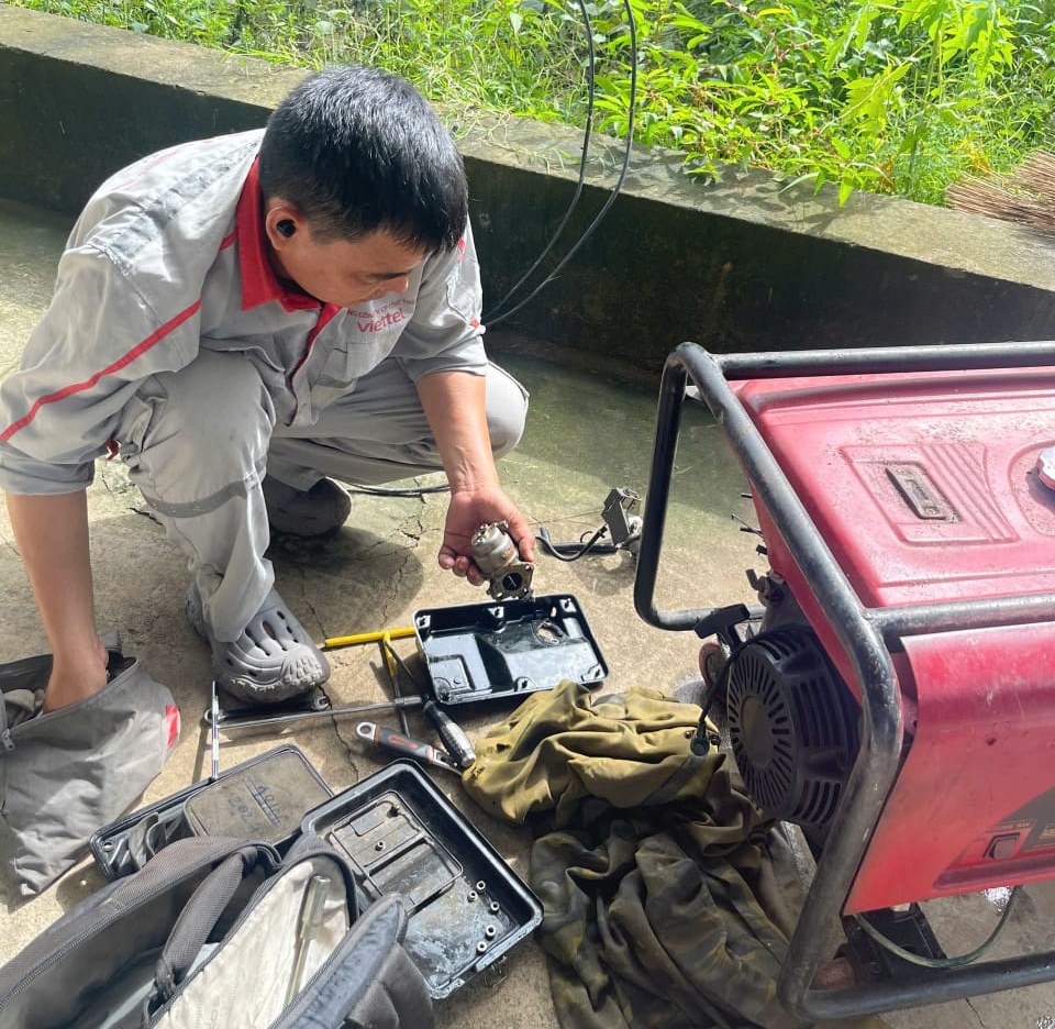 Dồn quân, ứng cứu thông tin xuyên đêm tại Thái Nguyên trong lũ lịch sử: Xuồng, drone, điện thoại vệ tinh - Ảnh 2. Dồn quân, ứng cứu thông tin xuyên đêm tại Thái Nguyên trong lũ lịch sử: Xuồng, drone, điện thoại vệ tinh - Ảnh 2.