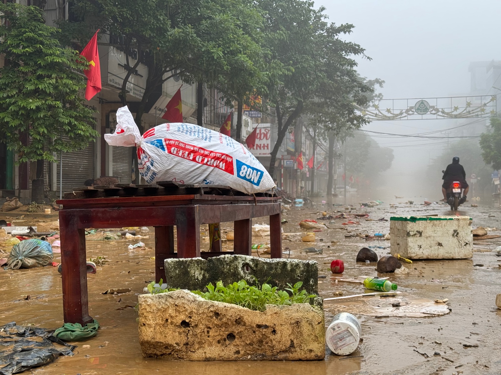 Lũ r&uacute;t, Th&aacute;i Nguy&ecirc;n hiện l&ecirc;n với một khung cảnh tan hoang đến x&oacute;t xa- Ảnh 2.