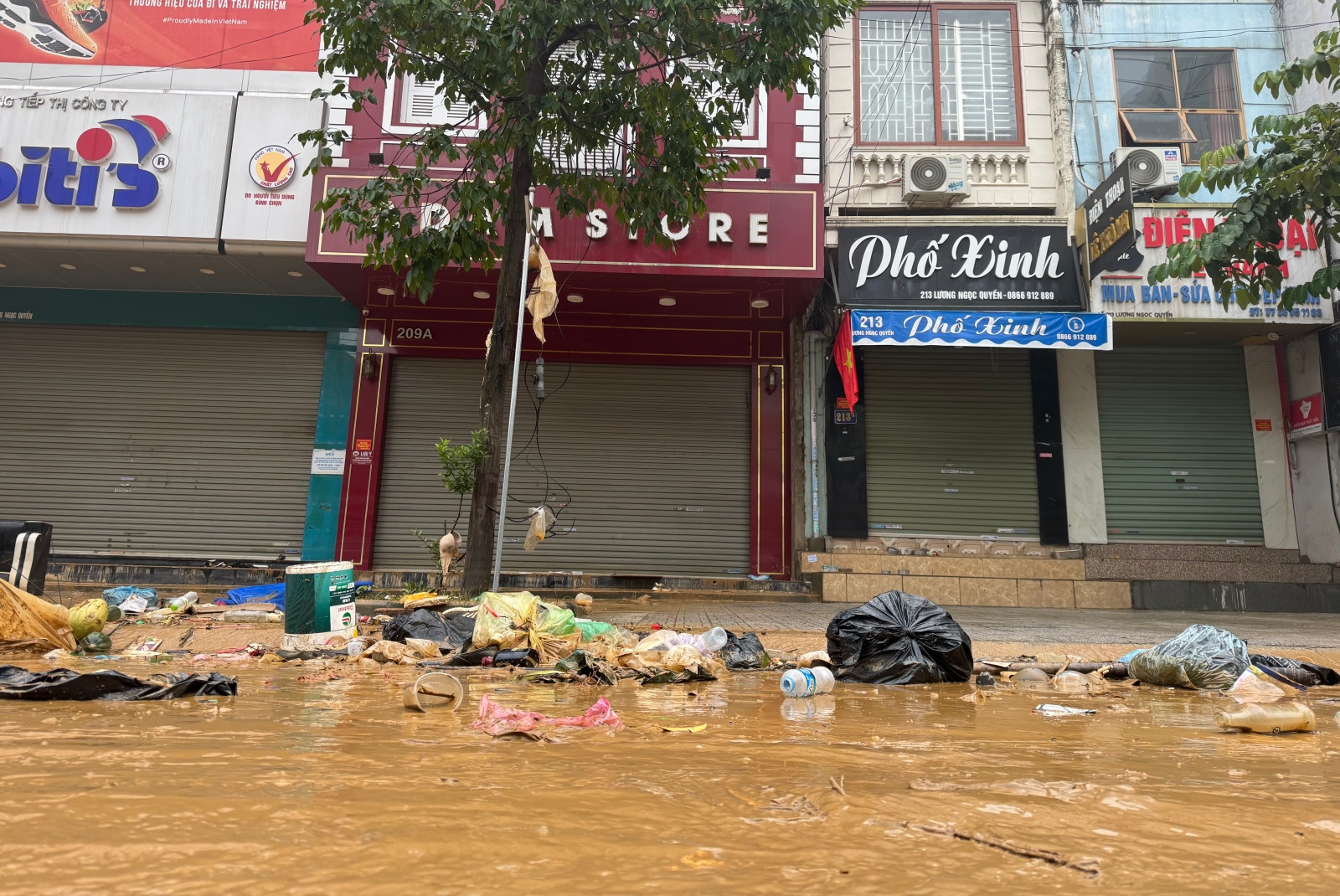 Lũ r&uacute;t, Th&aacute;i Nguy&ecirc;n hiện l&ecirc;n với một khung cảnh tan hoang đến x&oacute;t xa- Ảnh 1.