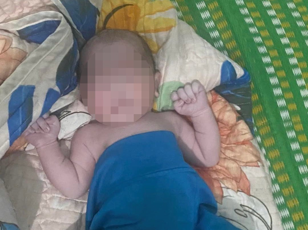 Bé trai sơ sinh bị bỏ rơi cạnh bãi rác gần khu công nghiệp- Ảnh 1. Bé trai sơ sinh bị bỏ rơi cạnh bãi rác gần khu công nghiệp- Ảnh 1.