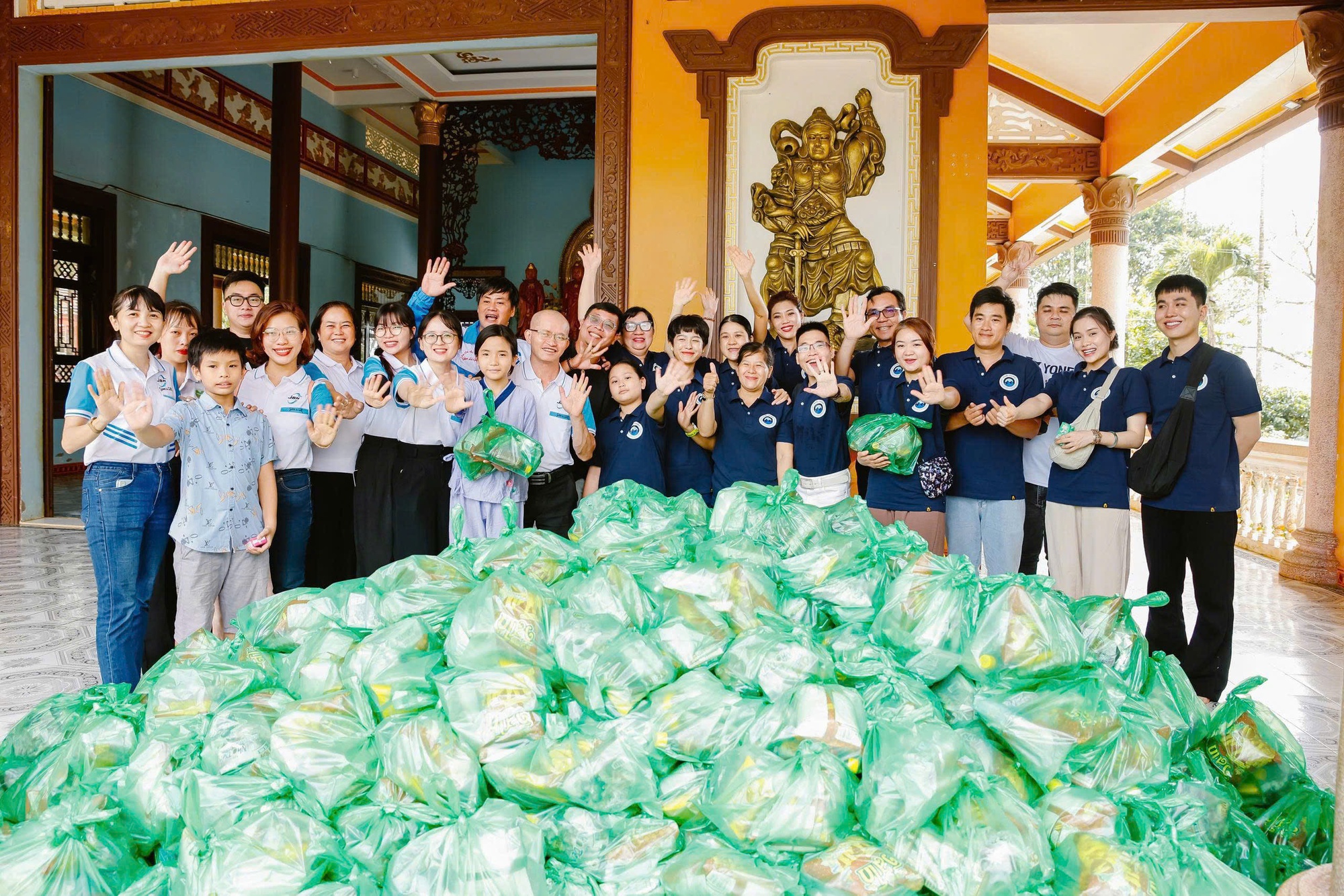 Cao Mỹ Kim trao 1.000 phần quà dịp Tết Trung Thu- Ảnh 2. Cao Mỹ Kim trao 1.000 phần quà dịp Tết Trung Thu- Ảnh 2.